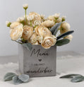 Blumentopf personalisiert mit Gravur, ideal als Weihnachtsgeschenk für Mama oder Oma. Modernes Design in Betonoptik, perfekt für kleine Pflanzen und dekorative Arrangements. Eine schöne Geschenkidee für Frauen, Muttertag, Geburtstage oder als kleines Dankeschön. Hochwertiges, langlebiges Material und individuell gestaltbare Botschaften.