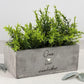 Emotionaler Blumentopf mit Spruch, personalisiert für Mama, Oma oder liebe Frauen im Leben. Perfekte Geschenkidee für Weihnachten, Muttertag oder Geburtstage wie den 60. Geburtstag. Hochwertige Keramik im Betonstil, individuell graviert. Ideal für Kräuter, kleine Blumen oder dekorative Pflanzideen. Ein persönliches Erinnerungsstück.