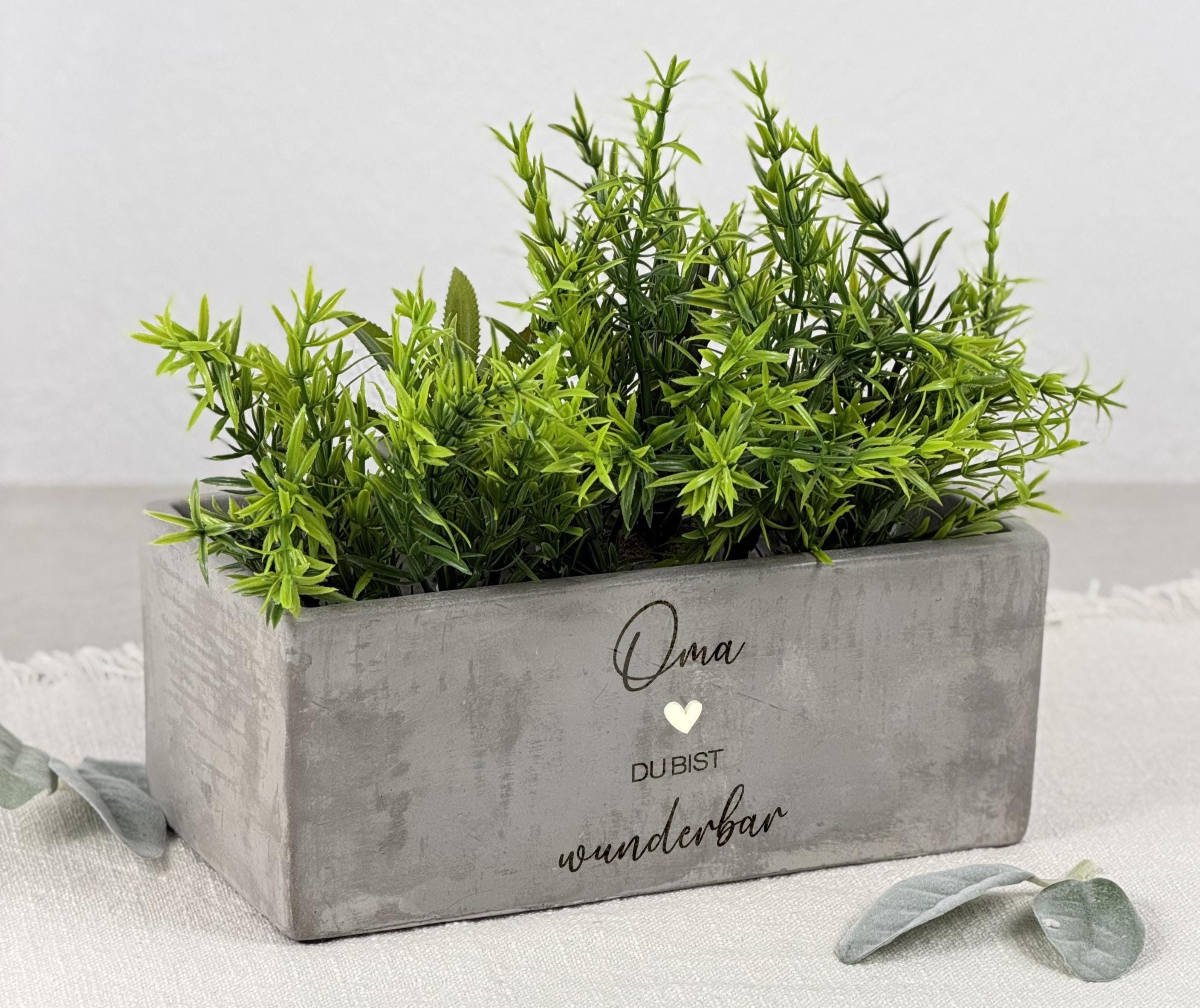 Emotionaler Blumentopf mit Spruch, personalisiert für Mama, Oma oder liebe Frauen im Leben. Perfekte Geschenkidee für Weihnachten, Muttertag oder Geburtstage wie den 60. Geburtstag. Hochwertige Keramik im Betonstil, individuell graviert. Ideal für Kräuter, kleine Blumen oder dekorative Pflanzideen. Ein persönliches Erinnerungsstück.