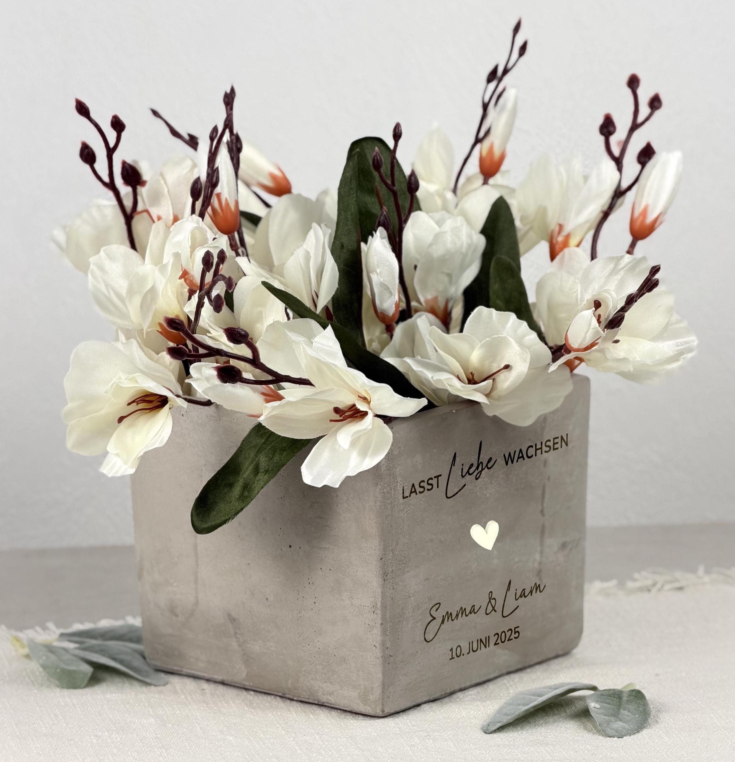 Individueller Blumentopf mit Name und Datum, perfekte Geschenkidee zur Hochzeit oder Einweihung. Stilvolles Geschenk für Paare, das sowohl als dekorativer Pflanzentopf als auch als kreatives Geldgeschenk genutzt werden kann. Ideal für Braut und Bräutigam, zur Verlobung oder als romantische Überraschung.