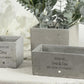 Individueller Blumentopf für Oma und Opa, ideal als einzigartiges Geschenk für besondere Anlässe. Mit dem Aufdruck „Glück ist Oma und Opa wie euch zu haben“ wird dieses Geschenk zu einer persönlichen Erinnerung. Perfekt für Pflanzen und Blumen, dekorativ für Wohnzimmer, Küche oder Balkon. Ein liebevolles Geschenk zu Muttertag, Weihnachten oder Geburtstag, das Großeltern zeigt, wie besonders sie sind.