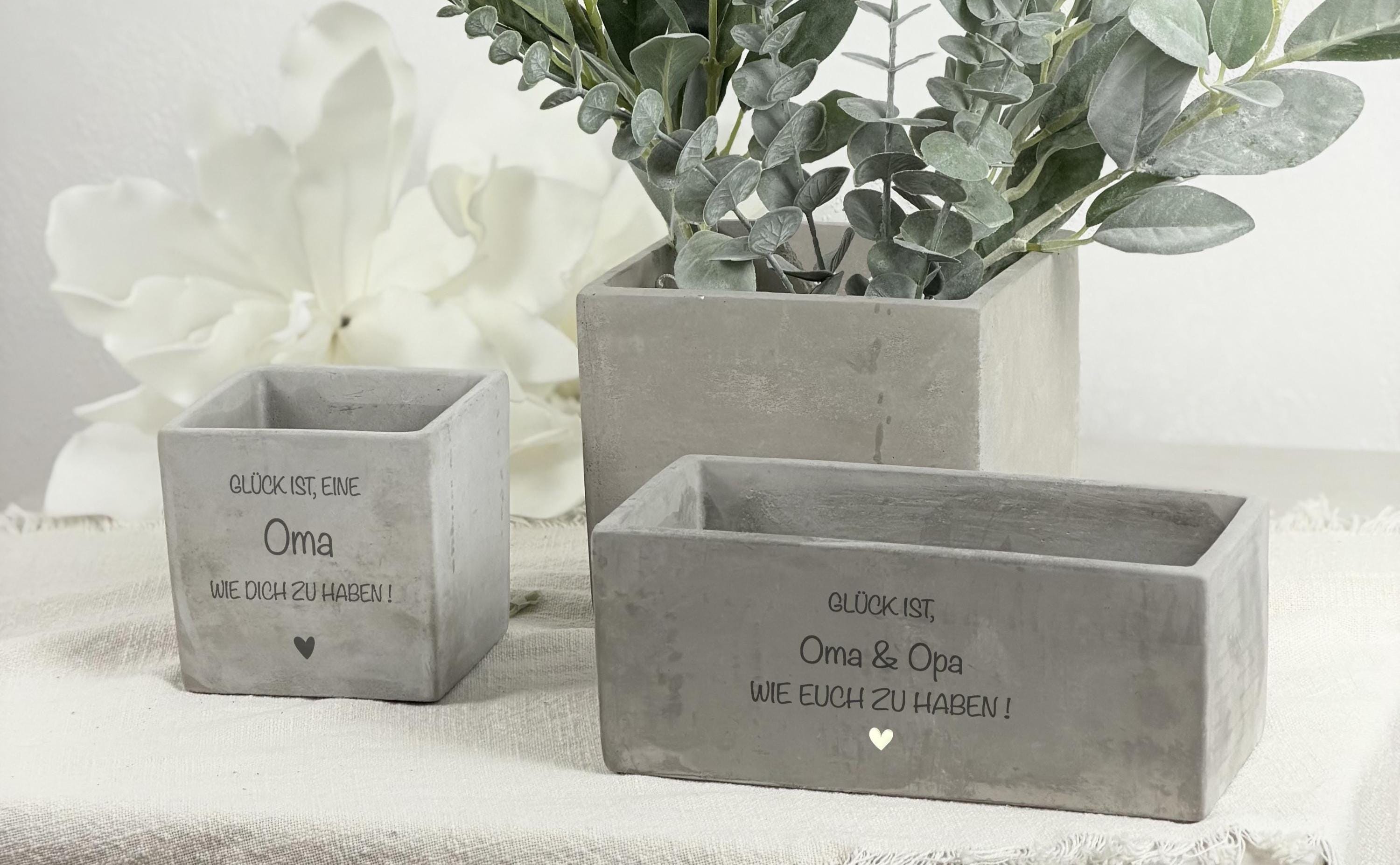 Individueller Blumentopf für Oma und Opa, ideal als einzigartiges Geschenk für besondere Anlässe. Mit dem Aufdruck „Glück ist Oma und Opa wie euch zu haben“ wird dieses Geschenk zu einer persönlichen Erinnerung. Perfekt für Pflanzen und Blumen, dekorativ für Wohnzimmer, Küche oder Balkon. Ein liebevolles Geschenk zu Muttertag, Weihnachten oder Geburtstag, das Großeltern zeigt, wie besonders sie sind.