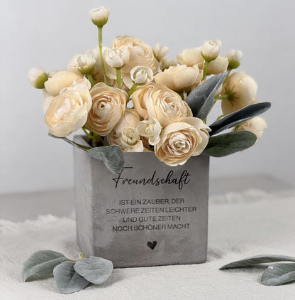 Individueller Blumentopf mit Name und Freundschaftsspruch, präsentiert als hochwertiges Geschenk für Frauen zu Weihnachten oder Geburtstag. Der personalisierte Pflanzentopf zeigt eine stilvolle Gravur und eignet sich ideal als Geschenkidee für beste Freundin, Schwester oder besondere Herzensmenschen. Emotionale Deko, die Freundschaft symbolisiert.