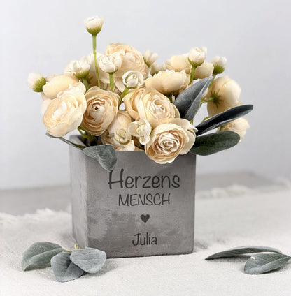 Blumentopf personalisiert mit Gravur „Herzensmensch“ – perfektes Geschenk für beste Freundin, Freundin, Mama oder Schwester. Ideal als Geburtstagsgeschenk, Weihnachtsgeschenk, Valentinstag oder kleine Aufmerksamkeit, individuell gravierbar mit Name, Datum oder kurzem Spruch. Freundschaftsgeschenk, Lieblingsmensch, besondere Erinnerung und dekoratives Element für Zimmer oder Pflanzen.