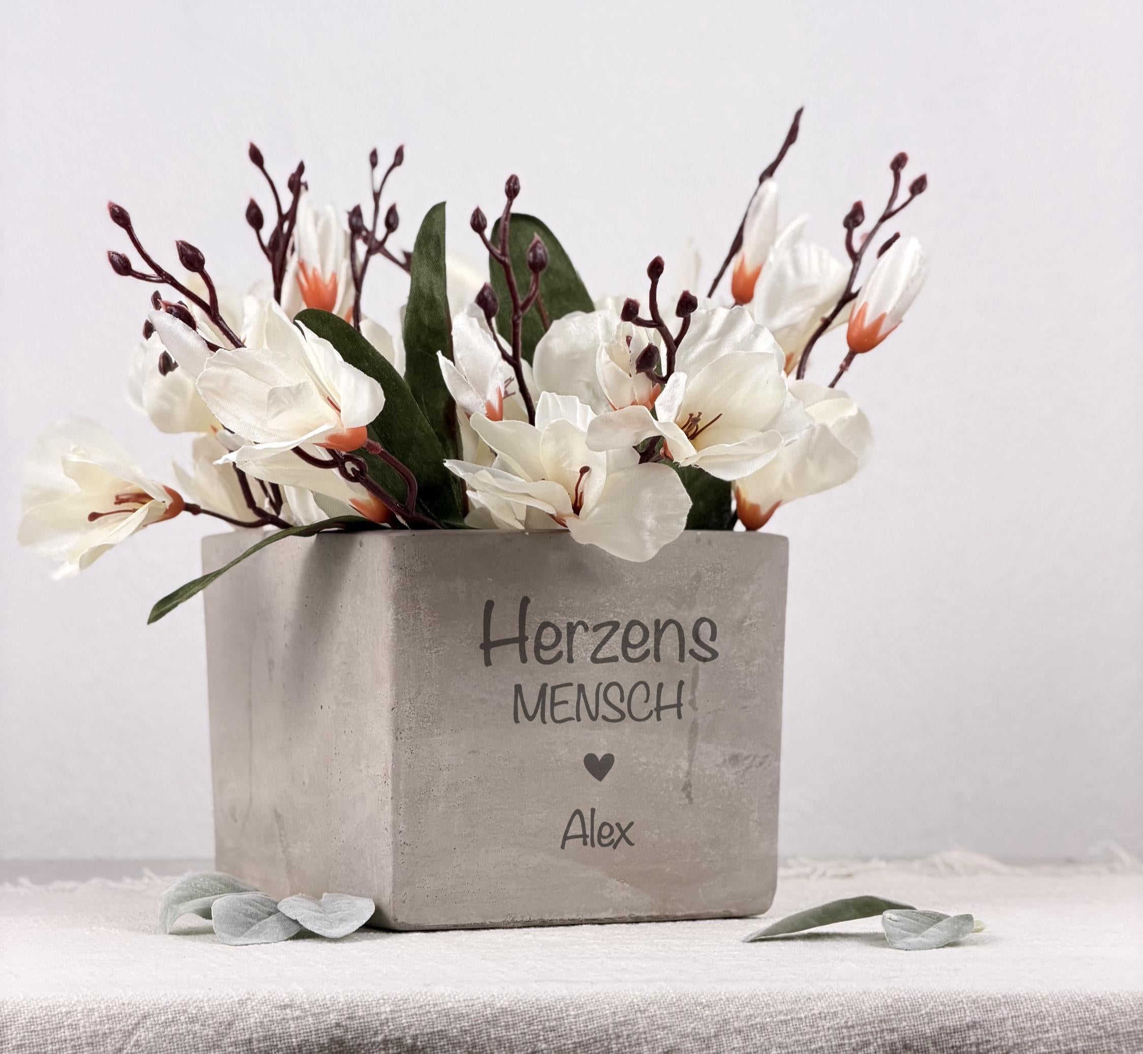 Personalisierter Pflanzentopf mit Gravur „Herzensmensch“ – perfektes Geschenk für Lieblingsmensch, beste Freundin, Mama oder Schwester. Geburtstagsgeschenk, Weihnachtsgeschenk, Valentinstag oder kleine Aufmerksamkeit. Freundschaftsgeschenk, dekorativ für Zimmer, Pflanzen oder Kräuter. Name, Datum oder kurzer Spruch gravierbar.