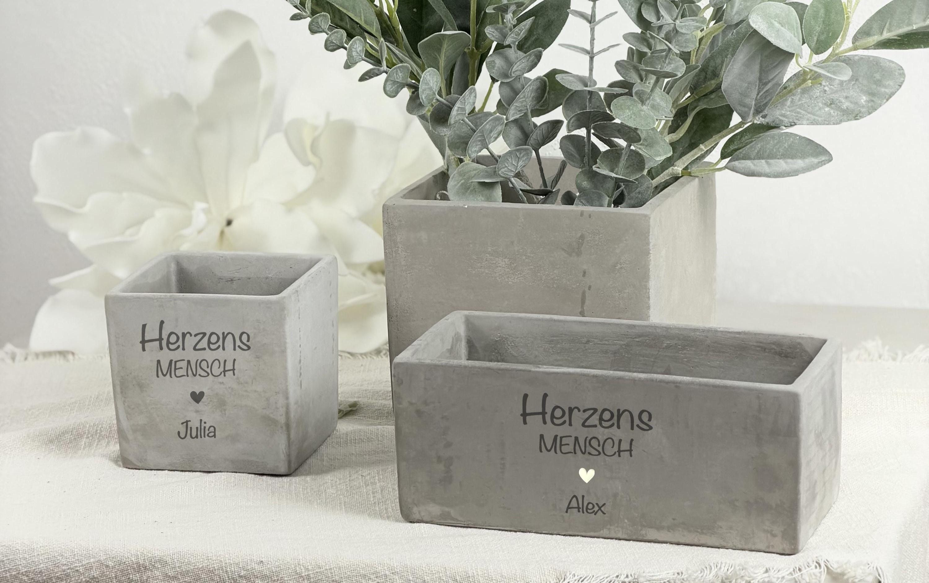 Geschenkidee für Herzensmensch: personalisierter Blumentopf mit Gravur. Perfekt für Freundin, Mama, Schwester oder beste Freundin. Geburtstagsgeschenk, Weihnachtsgeschenk, Valentinstag oder kleine Aufmerksamkeit. Individuell gravierbar mit Name, Datum oder Spruch. Freundschaftsgeschenk, dekorativ für Zimmer, Pflanzen oder Kräuter.