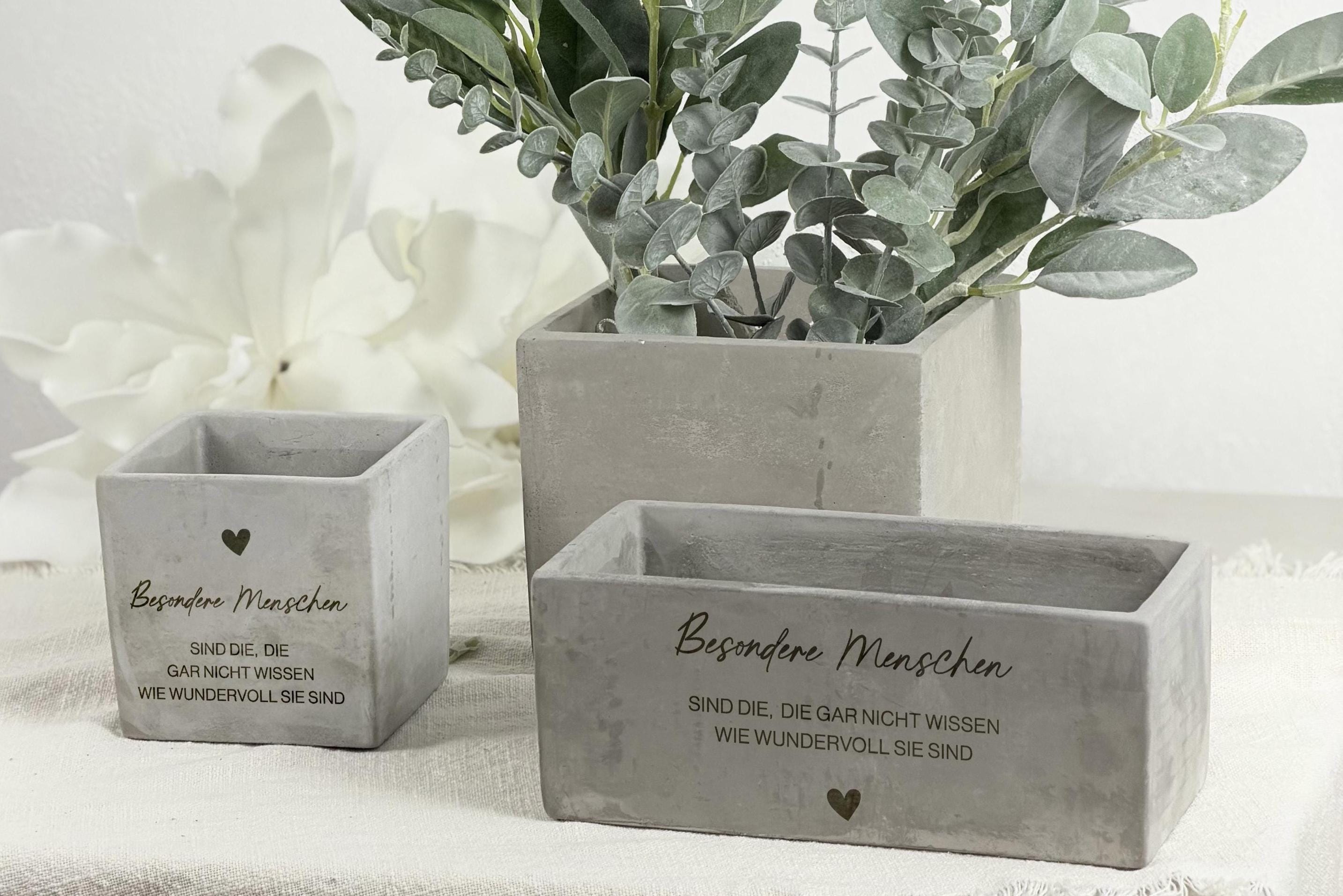 Individuell gestalteter Blumentopf für besondere Menschen, ideal als Geschenkidee Freundin oder Schwester. Perfekt zu Weihnachten oder Geburtstag. Das Bild zeigt einen gravierten Pflanzentopf, dekoriert mit Pflanze, ideal für Frauen, die personalisierte und bedeutungsvolle Geschenke lieben.