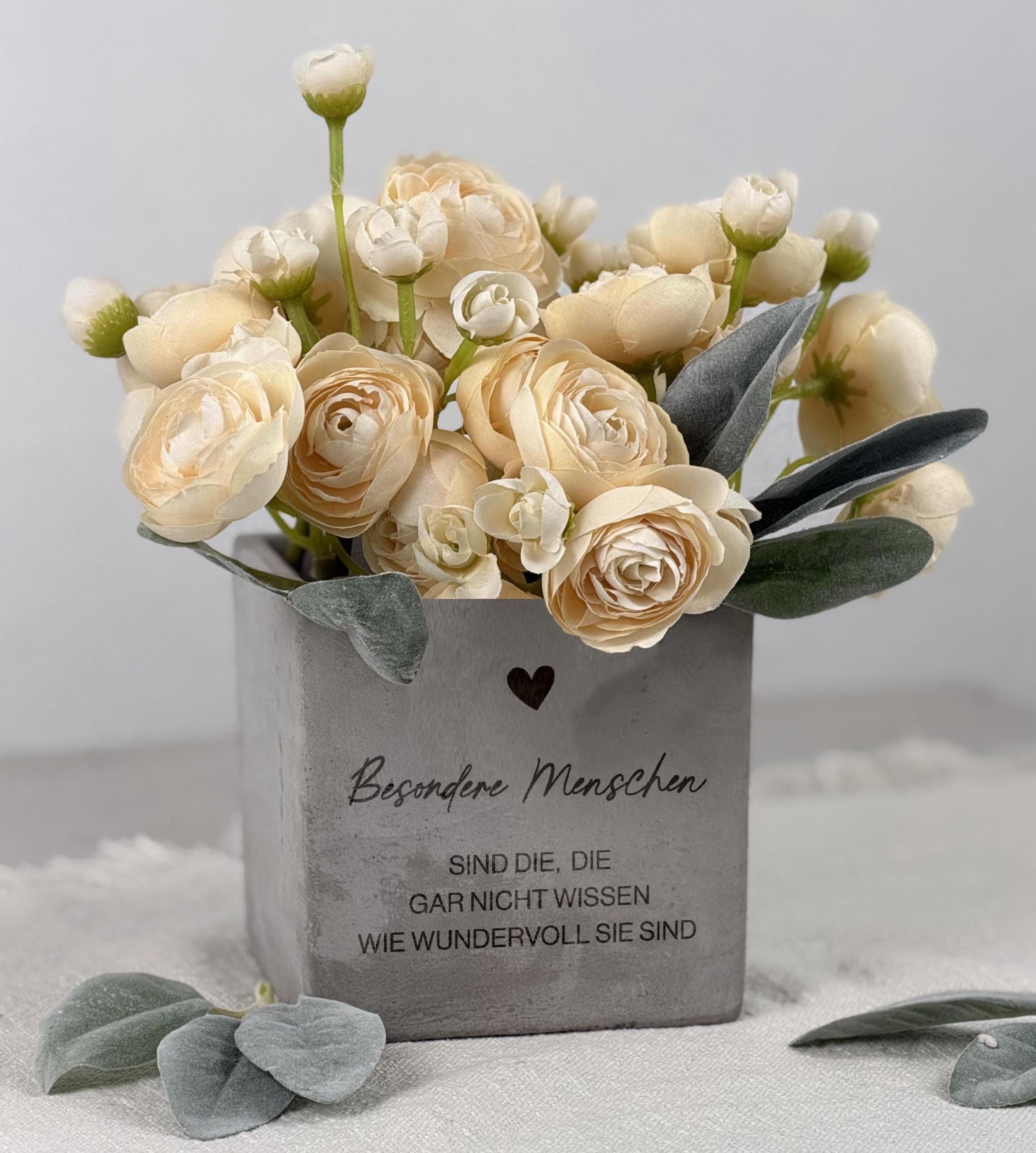 Hochwertiger personalisierter Pflanzentopf als emotionales Geschenk für beste Freundin oder Schwester. Ideal für Weihnachten oder Geburtstagsgeschenke für Frauen. Schöne Gravur, moderne Betonoptik und vielseitige Nutzung als Deko oder Geldgeschenk machen dieses Produkt perfekt für besondere Herzensmenschen.