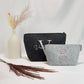 Moderne Kulturtasche aus Filz, personalisiert mit Initialen. Perfekt als Geschenk für Frauen und Freundschaftsgeschenk. Verfügbar in Hellgrau und Dunkelgrau, mit elegantem Reißverschluss. Ein tolles Accessoire für den täglichen Gebrauch.