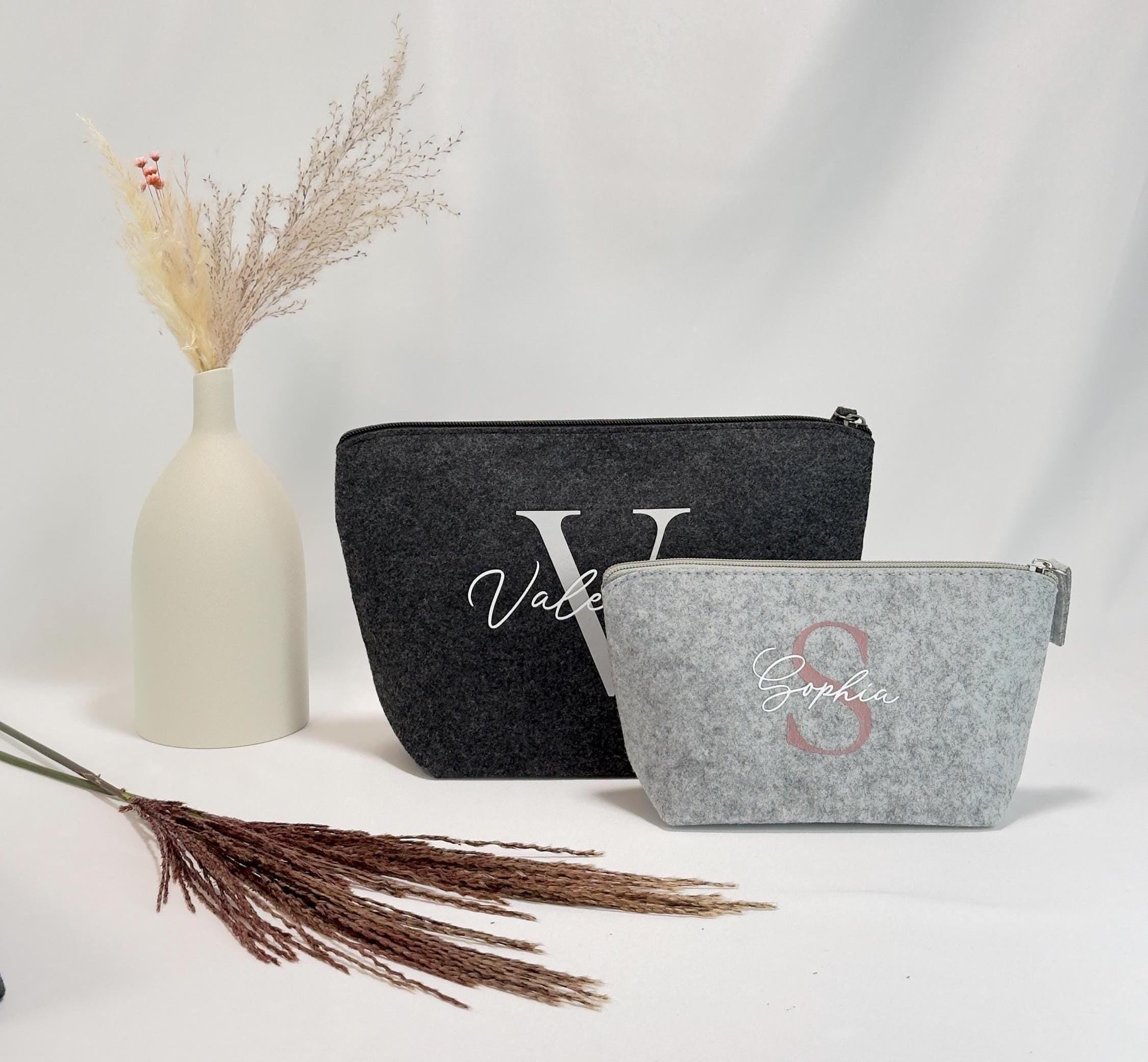 Moderne Kulturtasche aus Filz, personalisiert mit Initialen. Perfekt als Geschenk für Frauen und Freundschaftsgeschenk. Verfügbar in Hellgrau und Dunkelgrau, mit elegantem Reißverschluss. Ein tolles Accessoire für den täglichen Gebrauch.