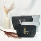 Diese hochwertige Kosmetiktasche aus Polyester-Filz eignet sich hervorragend als Reisetasche oder Freundschaftsgeschenk. Personalisierbar mit Initialen, ideal als besonderes Geschenk für Mütter und Freundinnen.