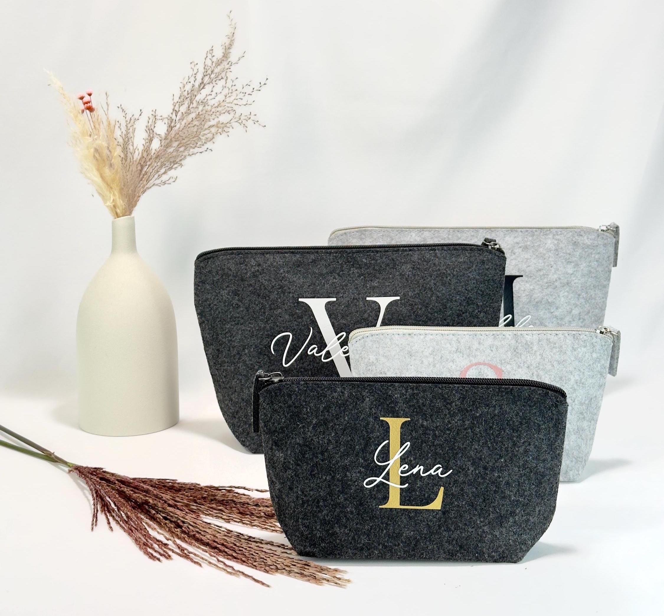 Diese hochwertige Kosmetiktasche aus Polyester-Filz eignet sich hervorragend als Reisetasche oder Freundschaftsgeschenk. Personalisierbar mit Initialen, ideal als besonderes Geschenk für Mütter und Freundinnen.