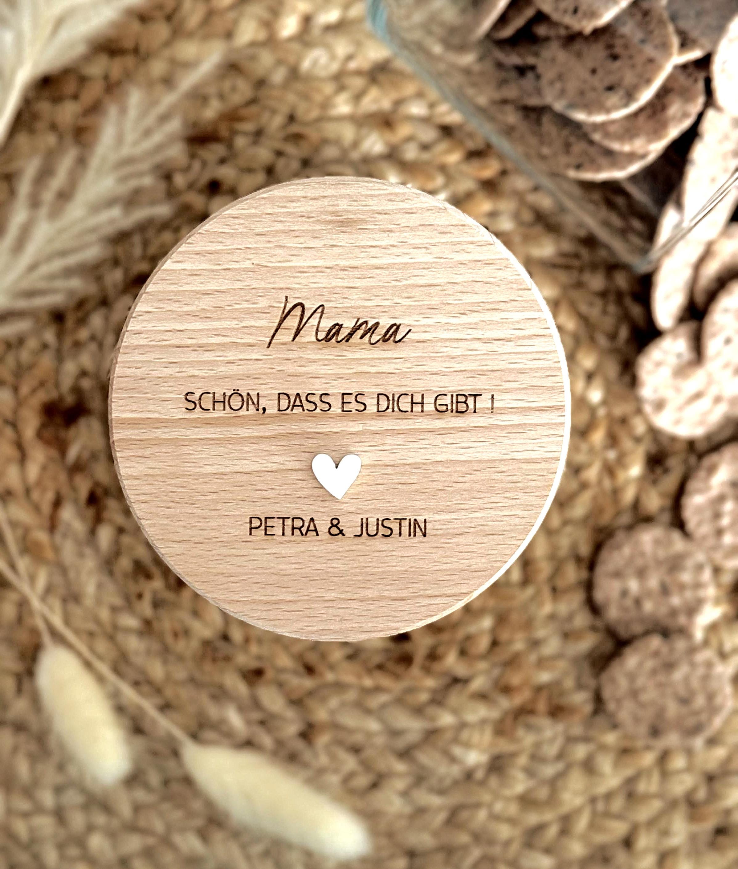 Personalisiertes Vorratsglas mit Holzdeckel und Gravur „Schön, dass es dich gibt“, Geschenkidee für Mama oder Oma, Muttertagsgeschenk, Weihnachtsgeschenk mit Namen, individuelles Glas mit Herz aus Acryl, nachhaltiges Geschenk für Frauen, liebevolle Aufmerksamkeit, Vorratsglas mit Kindernamen personalisierbar, Geschenk für sie, Geburtstag Mama, personalisierte Geschenke aus Glas und Holz.