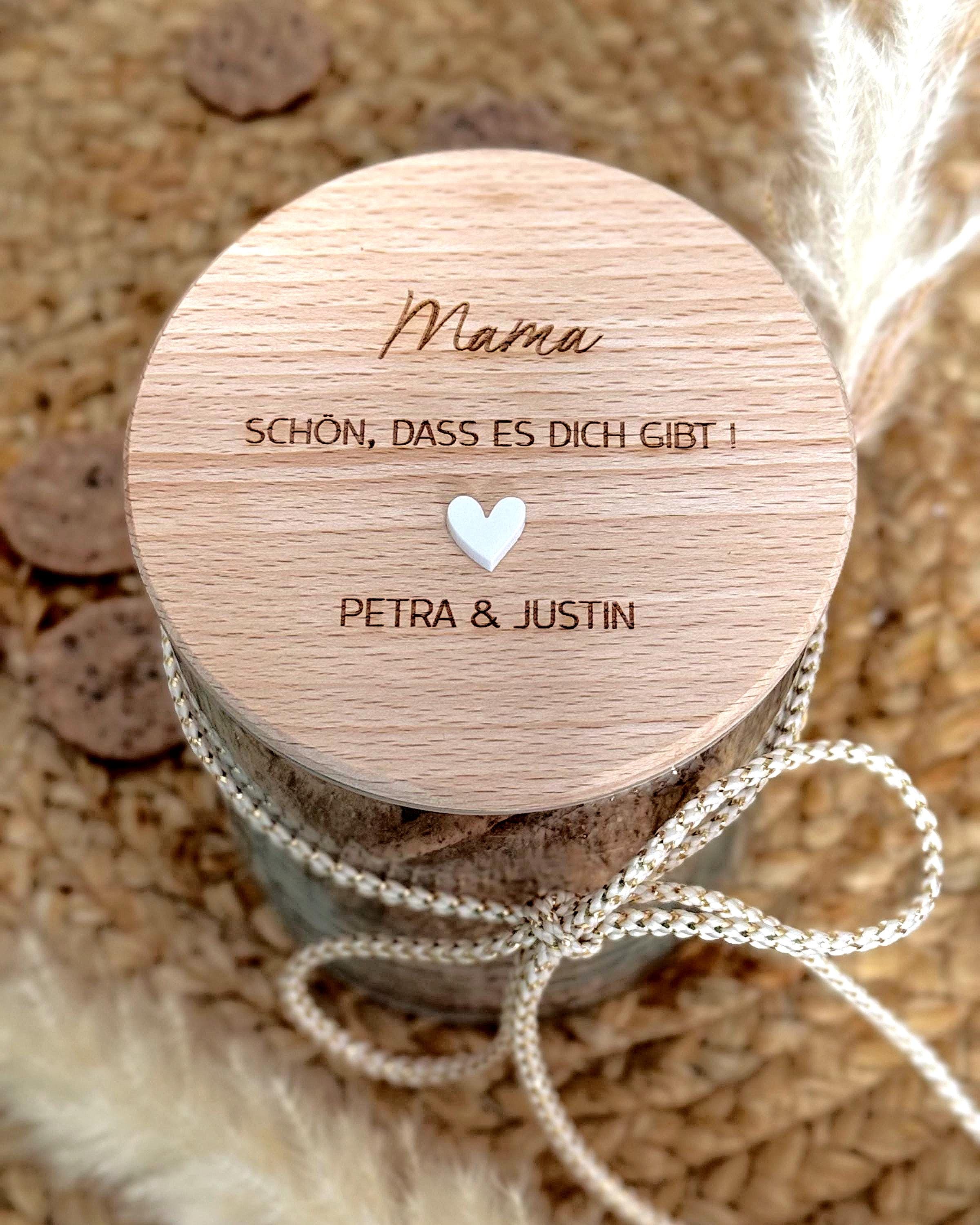 Nachhaltiges Vorratsglas mit Name graviert, Geschenkidee für Mama und Oma, Muttertagsgeschenk mit persönlicher Gravur und Acrylherz, Weihnachtsgeschenk für Frauen, Geburtstag Mama Geschenk, dekoratives Glas für Kekse, Tee oder Kaffee, personalisiertes Glas mit Holzdeckel, liebevolles Geschenk mit Kindernamen, Geschenk für sie individuell, einzigartiges Andenken mit Herz, Aufmerksamkeit für beste Mama und Oma.