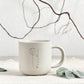 Personalisierte Tasse mit Name und passendem Holztablett als Geschenk-Set. Ideal für besondere Menschen, Freundin, Frau oder Kollegin zum Geburtstag, zu Weihnachten, Nikolaus oder Ostern. Die matte, gesprenkelte Keramiktasse mit 360 ml Fassungsvermögen in Beige passt perfekt zum hochwertig geölten Tablett aus Buchenholz mit Namensgravur. Schönes Geschenk für Freundschaft & Familie. steingut tasse