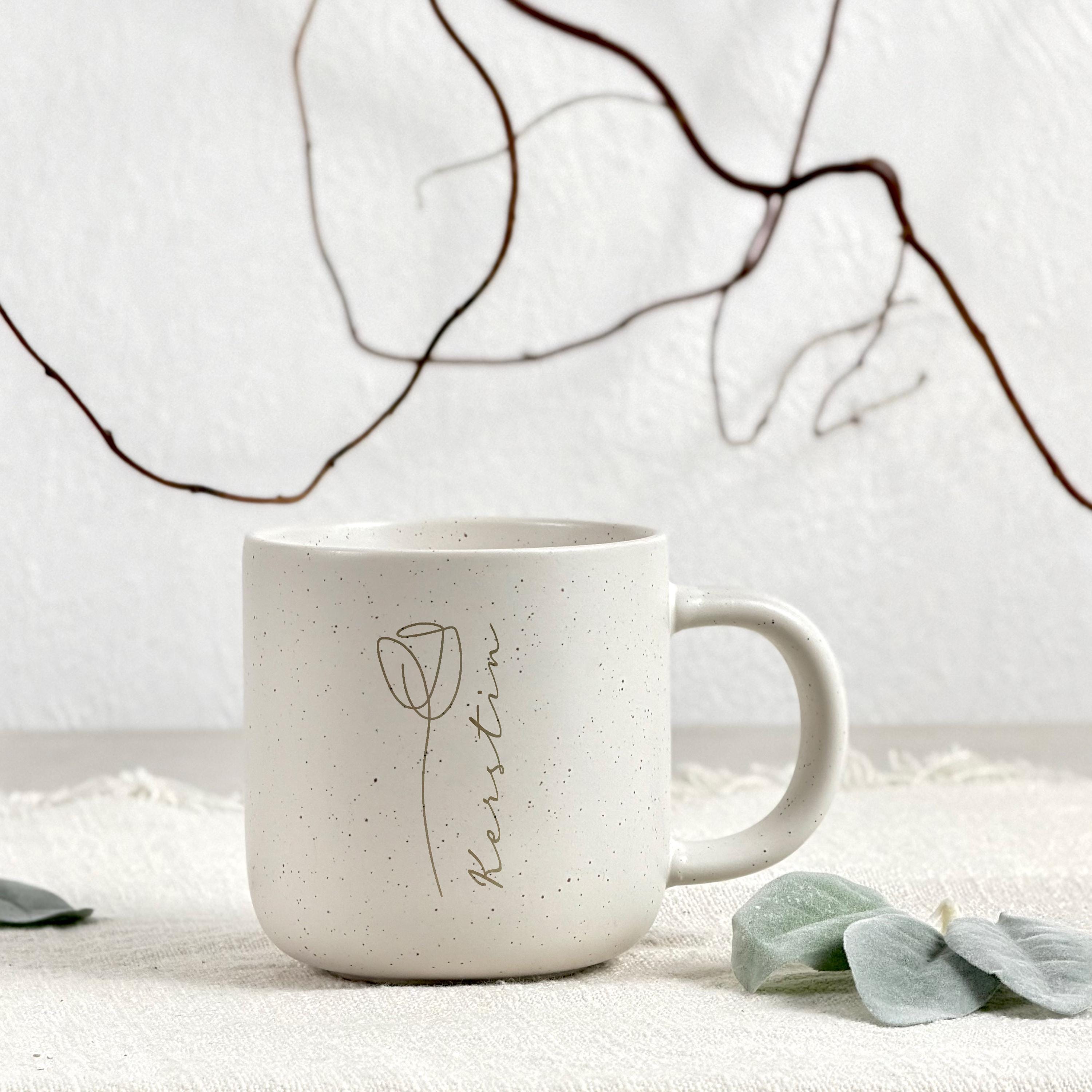 Personalisierte Tasse mit Name und passendem Holztablett als Geschenk-Set. Ideal für besondere Menschen, Freundin, Frau oder Kollegin zum Geburtstag, zu Weihnachten, Nikolaus oder Ostern. Die matte, gesprenkelte Keramiktasse mit 360 ml Fassungsvermögen in Beige passt perfekt zum hochwertig geölten Tablett aus Buchenholz mit Namensgravur. Schönes Geschenk für Freundschaft & Familie. steingut tasse