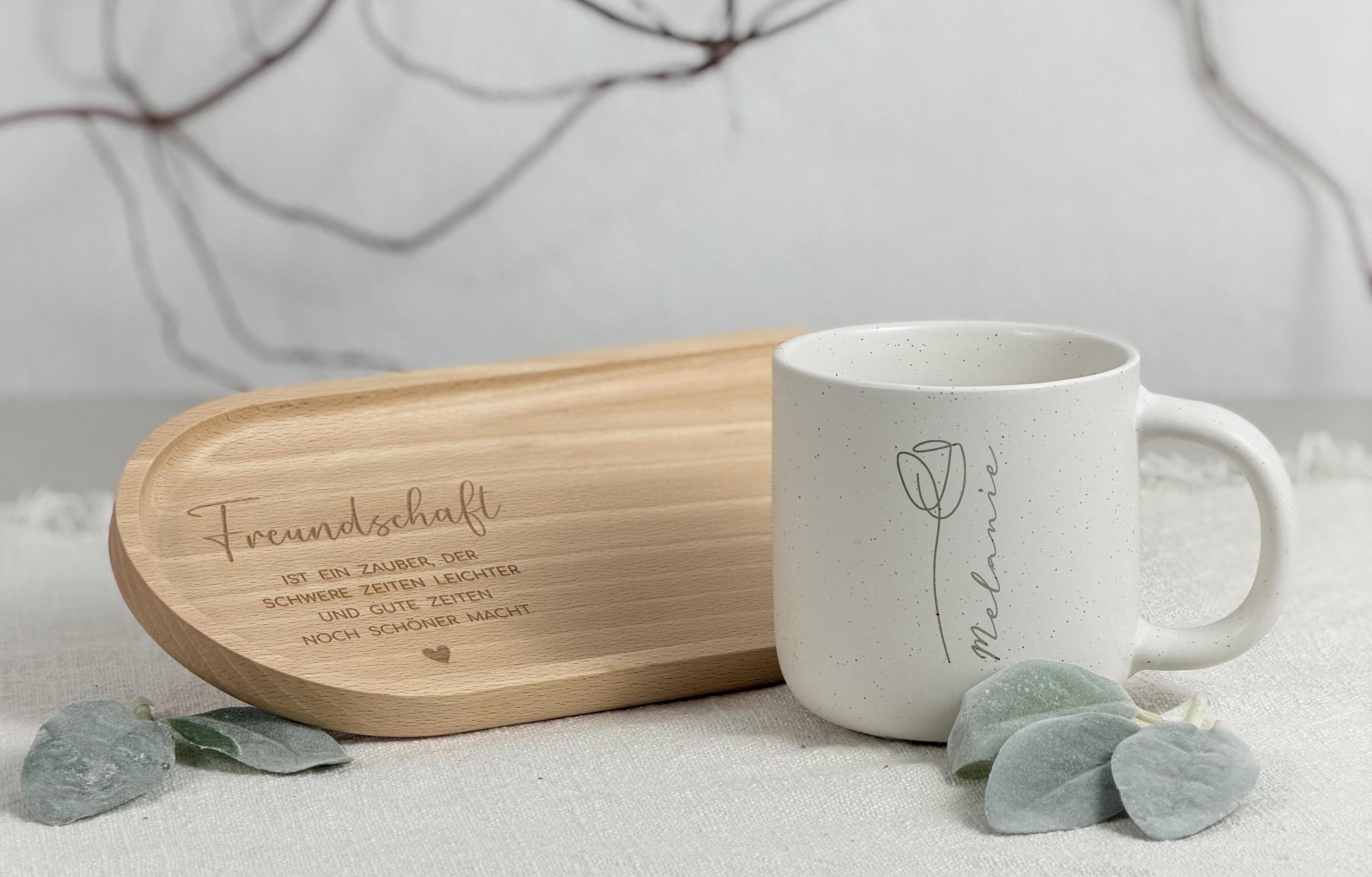 Keramiktasse mit Namensgravur auf Tablett, serviert auf einem gedeckten Frühstückstisch. Passend für den Alltag oder als besonderes Geschenk zu Feierlichkeiten. Für Familie, Freund:innen oder Kolleg:innen. Beige Tasse mit natürlichem Look, kombiniert mit geöltem Holztablett – personalisiert, langlebig, stilvoll und funktional. Kleine Geste mit großer Wirkung. Steingut Tasse beige Personalisierbar
