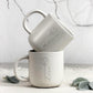 Set aus personalisierter Tasse und Tablett aus verschiedenen Blickwinkeln gezeigt. Perfekt für Produktpräsentation im Shop. Geschenkidee für Geburtstag, Weihnachten oder Freundschaft. Tasse mit unglasierter Unterseite und dezenter Gravur, Tablett aus Buchenholz mit schöner Maserung. Ideal für Menschen, die das Besondere lieben. Steingut Tasse beige Personalisierbar