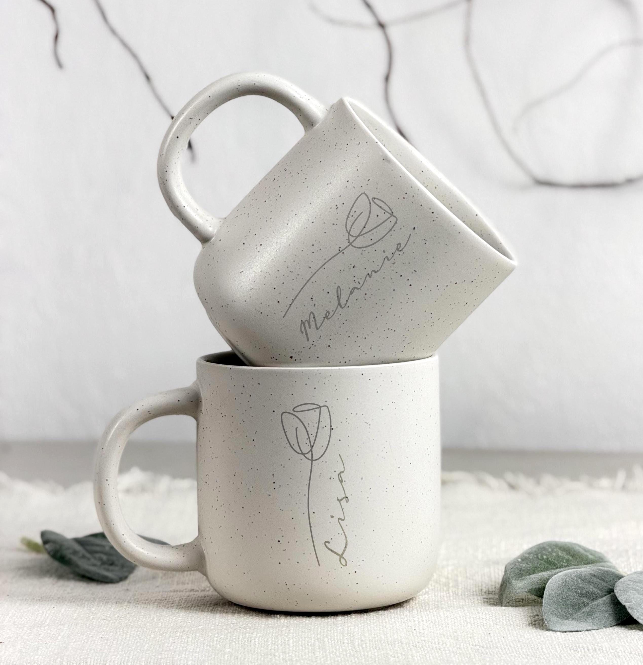Set aus personalisierter Tasse und Tablett aus verschiedenen Blickwinkeln gezeigt. Perfekt für Produktpräsentation im Shop. Geschenkidee für Geburtstag, Weihnachten oder Freundschaft. Tasse mit unglasierter Unterseite und dezenter Gravur, Tablett aus Buchenholz mit schöner Maserung. Ideal für Menschen, die das Besondere lieben. Steingut Tasse beige Personalisierbar