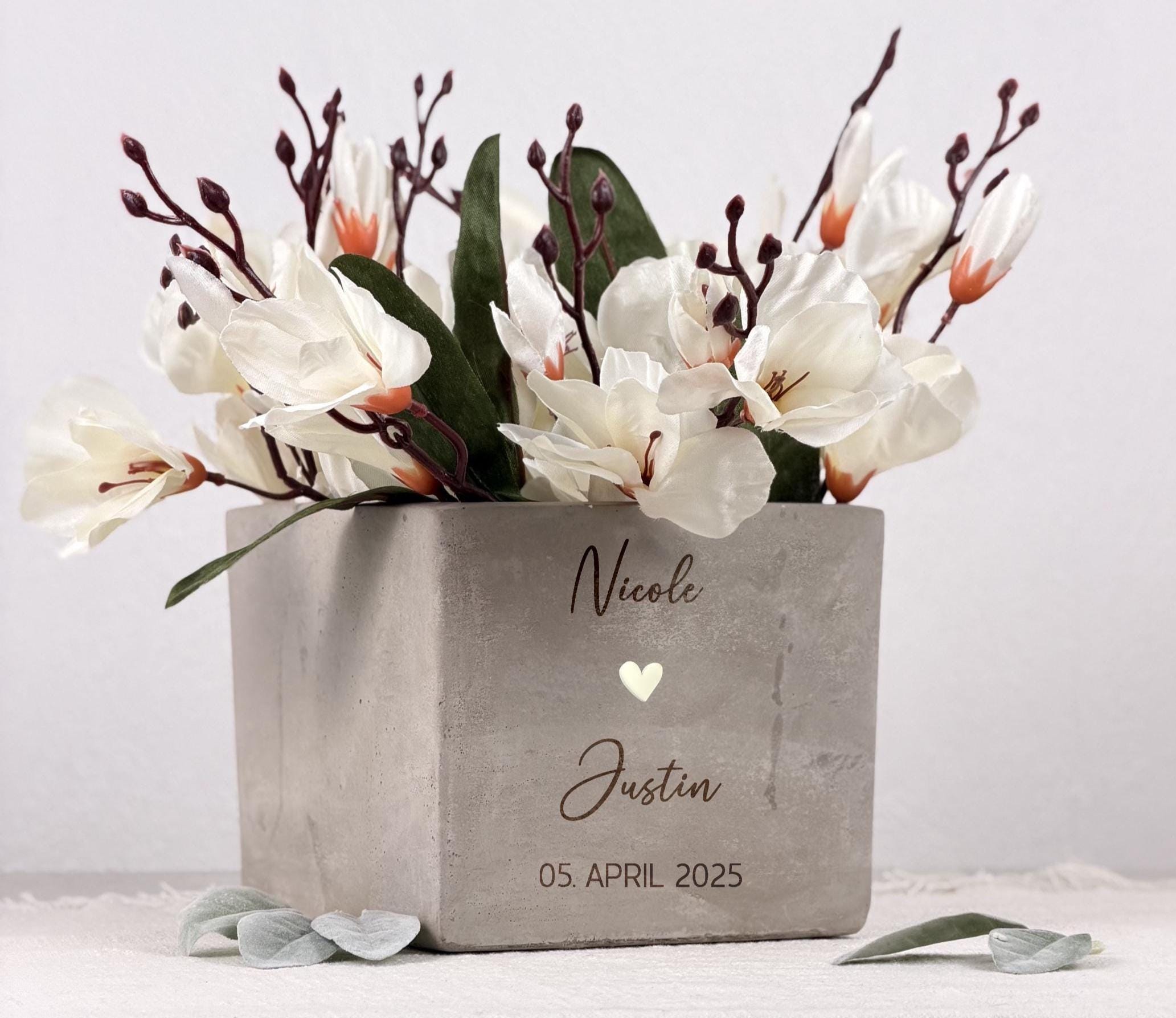 Personalisierter Blumentopf als romantisches Paargeschenk mit gravierten Namen, ideal als Hochzeitsgeschenk, Verlobungsgeschenk oder Geldgeschenk für das Brautpaar. Moderner Pflanzentopf in hochwertiger Optik, perfekt für Hochzeitsdekoration, Tischgestaltung und als liebevolle Erinnerung an den besonderen Tag.