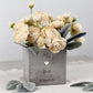 Eleganter Blumentopf mit Gravur, personalisierbar mit Namen des Brautpaares. Perfektes Hochzeits- oder Verlobungsgeschenk, das sich ideal als Geldgeschenk oder dekoratives Element eignet. Eine stilvolle Geschenkidee für Paare, die gemeinsame Erinnerungen und besondere Momente festhält.