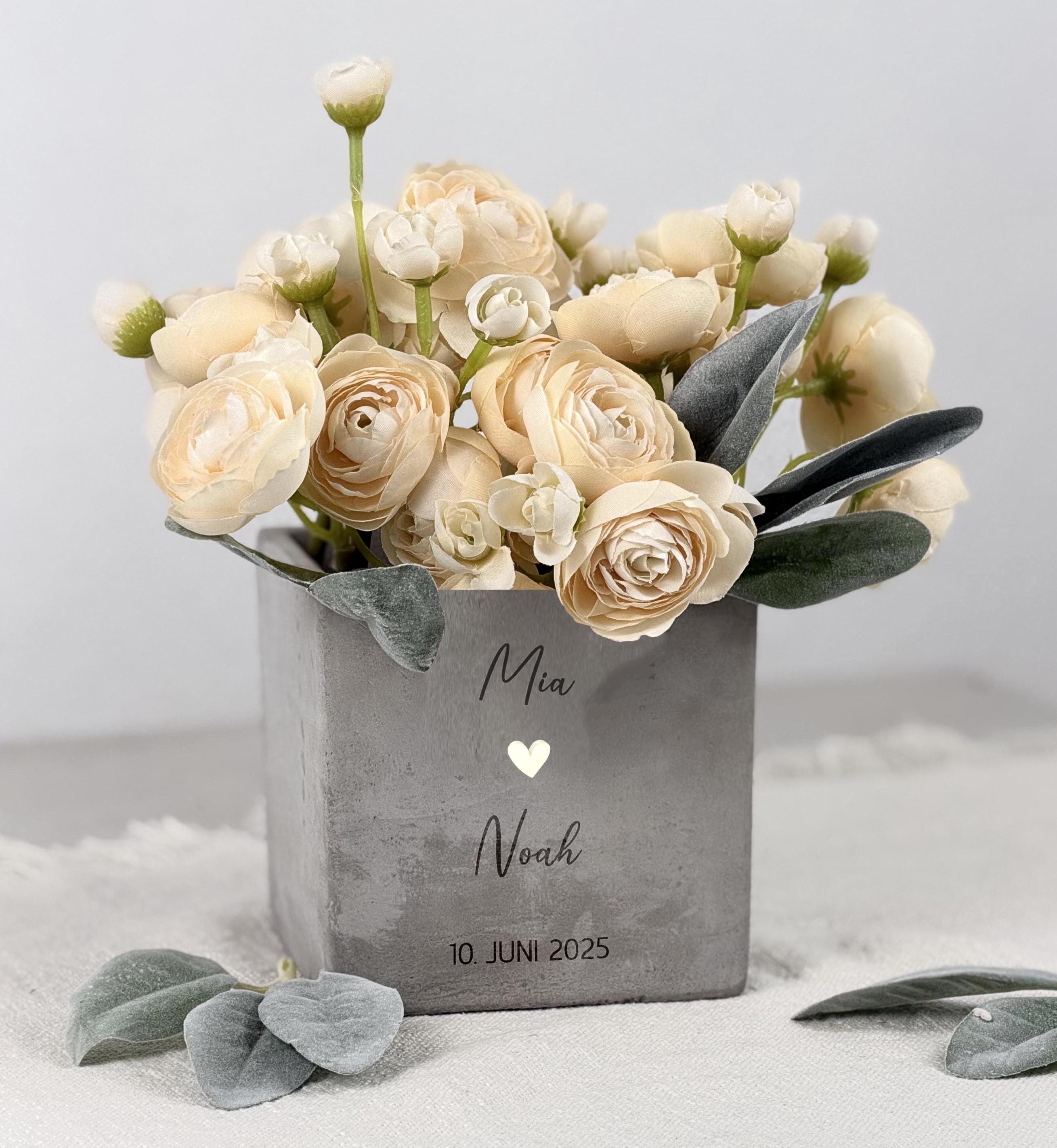 Eleganter Blumentopf mit Gravur, personalisierbar mit Namen des Brautpaares. Perfektes Hochzeits- oder Verlobungsgeschenk, das sich ideal als Geldgeschenk oder dekoratives Element eignet. Eine stilvolle Geschenkidee für Paare, die gemeinsame Erinnerungen und besondere Momente festhält.
