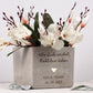 Ein Blumentopf mit personalisierter Gravur, perfekt als Geschenk für Brautpaare. Die matte Oberfläche des Topfes und die sanfte Lasergravur erzeugen ein hochwertiges, elegantes Erscheinungsbild. Im Inneren befindet sich eine kleine Pflanze, die dem Geschenk Leben und Frische verleiht. Ideal als Hochzeitsgeschenk mit Name, kreative Geldgeschenk-Idee oder Deko im neuen Zuhause bei Einzug oder Einweihung.