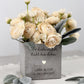Individueller Blumentopf mit Name und Datum, perfekte Geschenkidee zur Hochzeit oder Einweihung. Stilvolles Geschenk für Paare, das sowohl als dekorativer Pflanzentopf als auch als kreatives Geldgeschenk genutzt werden kann. Ideal für Braut und Bräutigam, zur Verlobung oder als romantische Überraschung.