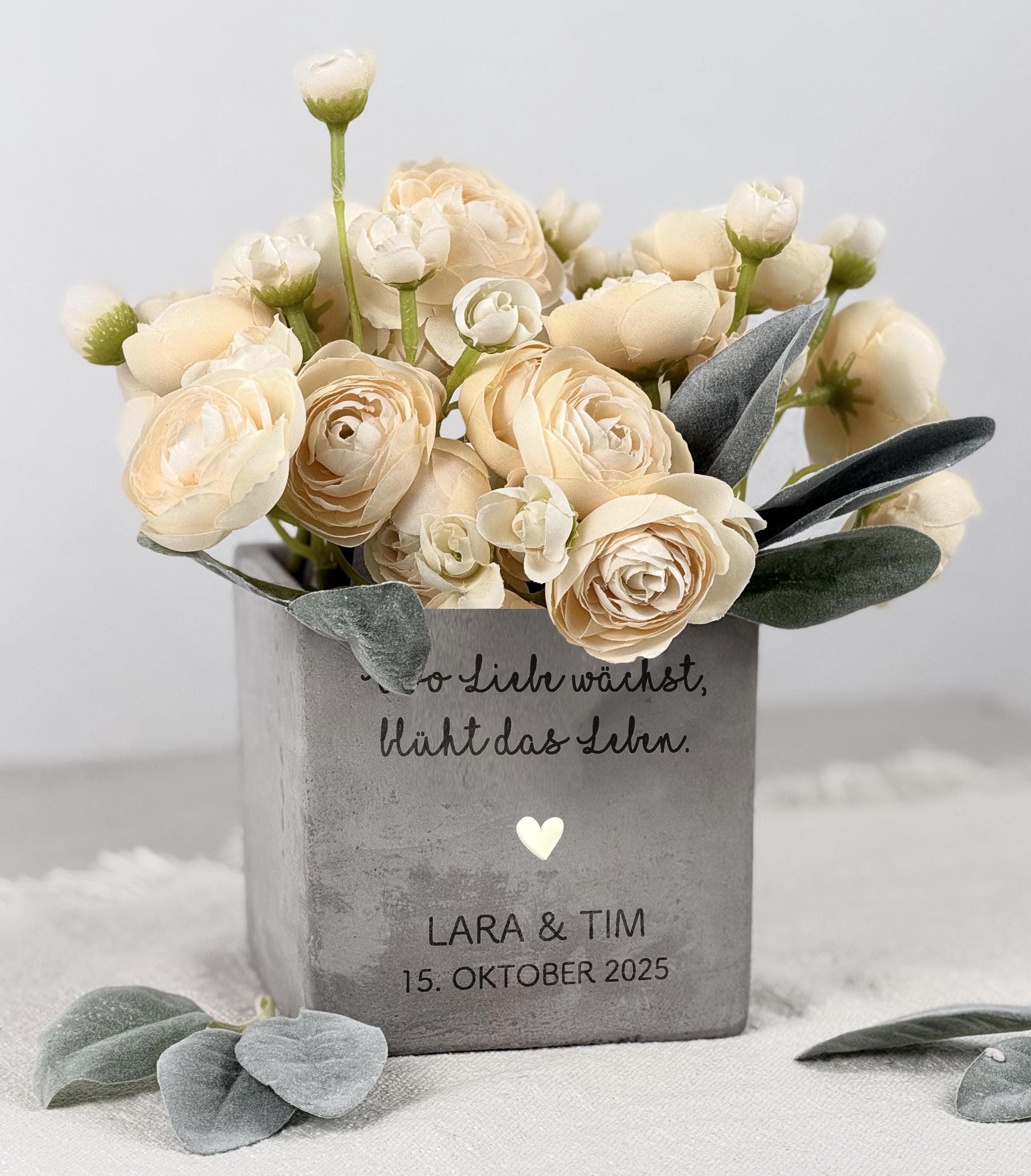 Individueller Blumentopf mit Name und Datum, perfekte Geschenkidee zur Hochzeit oder Einweihung. Stilvolles Geschenk für Paare, das sowohl als dekorativer Pflanzentopf als auch als kreatives Geldgeschenk genutzt werden kann. Ideal für Braut und Bräutigam, zur Verlobung oder als romantische Überraschung.