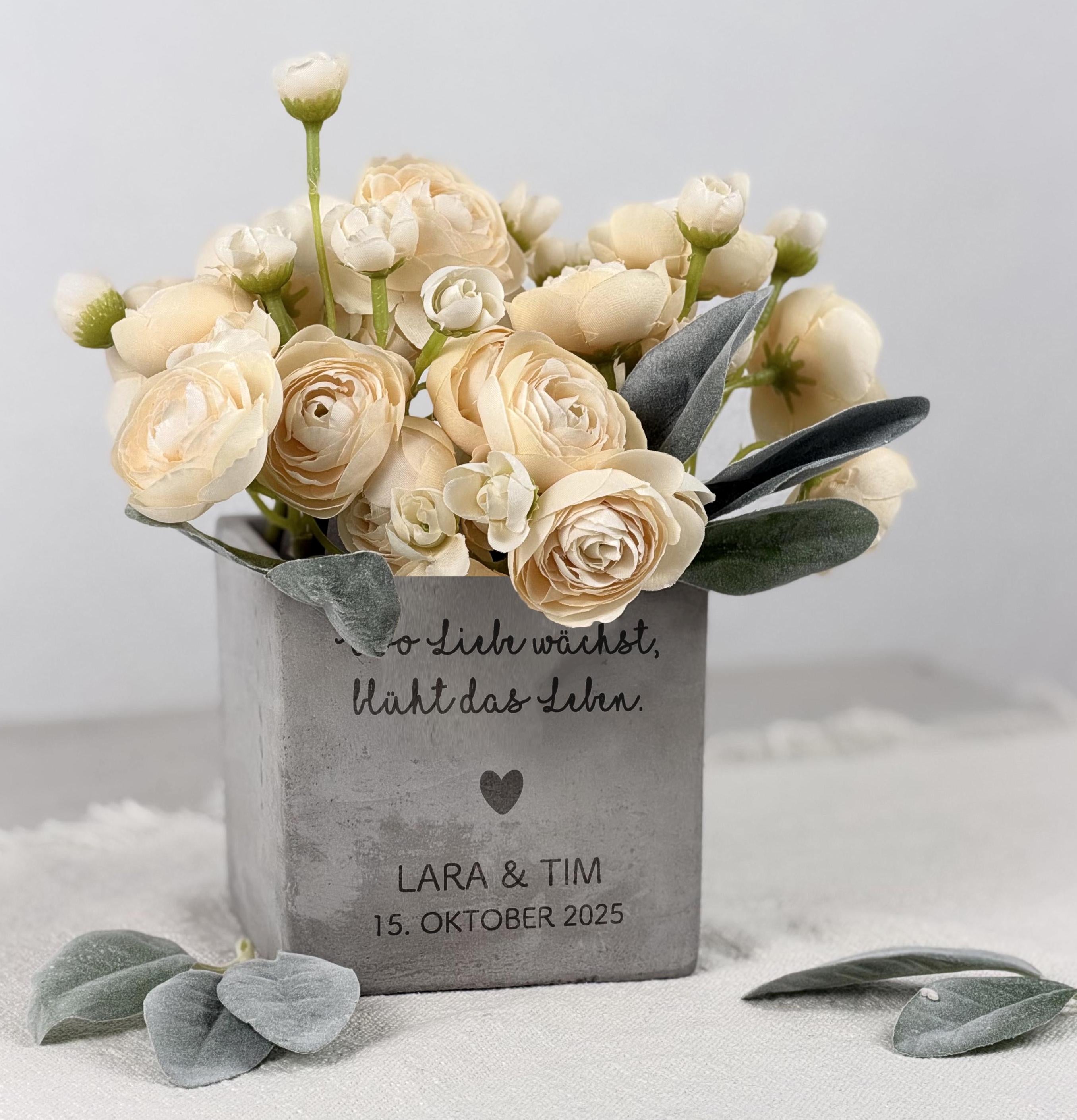 Personalisierter Blumentopf als romantisches Paargeschenk mit gravierten Namen, ideal als Hochzeitsgeschenk, Verlobungsgeschenk oder Geldgeschenk für das Brautpaar. Moderner Pflanzentopf in hochwertiger Optik, perfekt für Hochzeitsdekoration, Tischgestaltung und als liebevolle Erinnerung an den besonderen Tag.