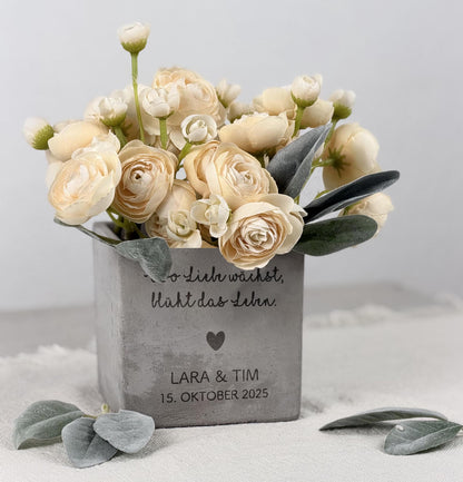 Personalisierter Blumentopf als romantisches Paargeschenk mit gravierten Namen, ideal als Hochzeitsgeschenk, Verlobungsgeschenk oder Geldgeschenk für das Brautpaar. Moderner Pflanzentopf in hochwertiger Optik, perfekt für Hochzeitsdekoration, Tischgestaltung und als liebevolle Erinnerung an den besonderen Tag.
