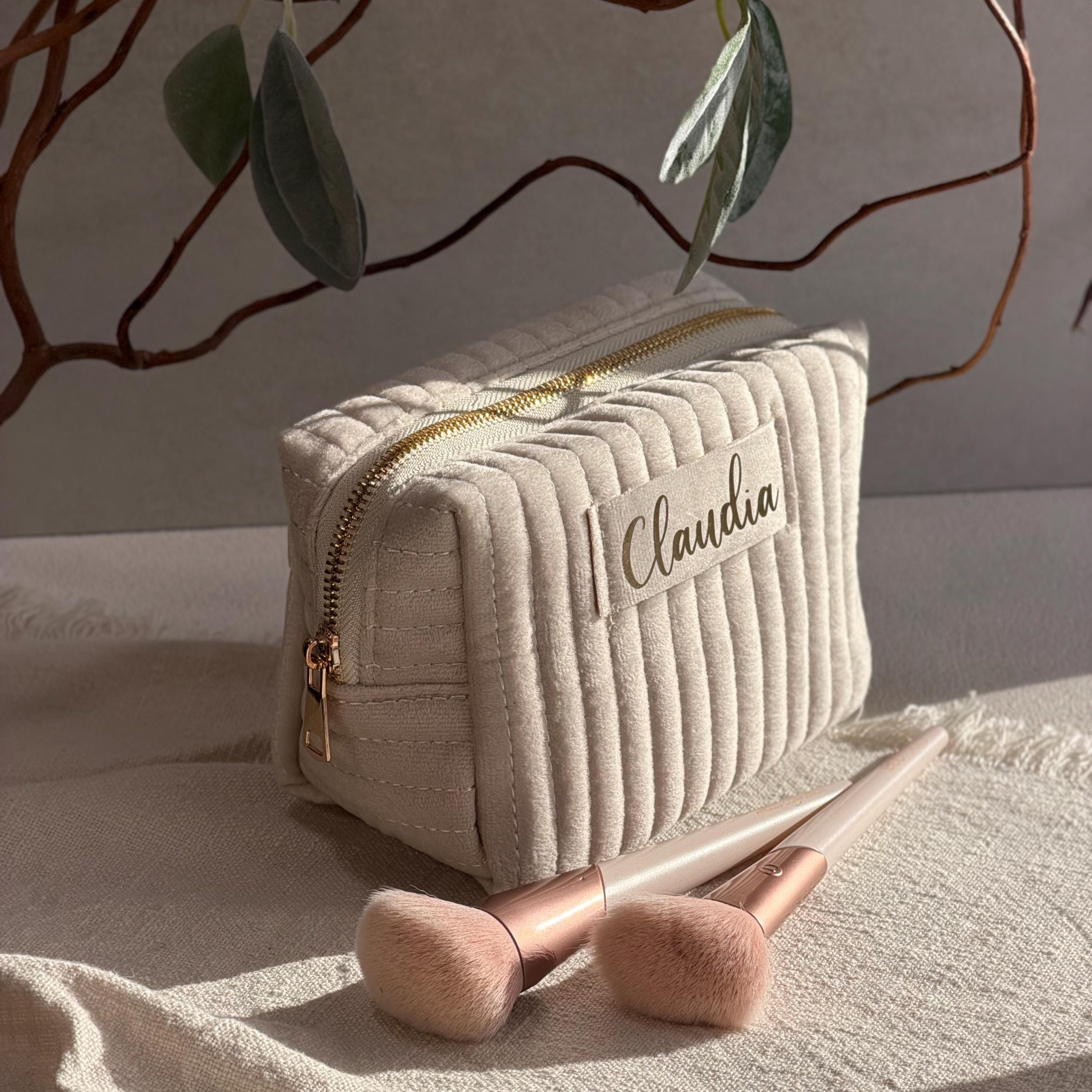 Personalisierte Samt-Geschenktasche für Frauen, gestaltet als schicke und praktische Make-up-Tasche. Die individuelle Stickerei macht sie perfekt für Geburtstage, Weihnachten oder als Brautjungfern-Geschenk. Ein luxuriöses, aber praktisches Accessoire, das jede tägliche Routine aufwertet.