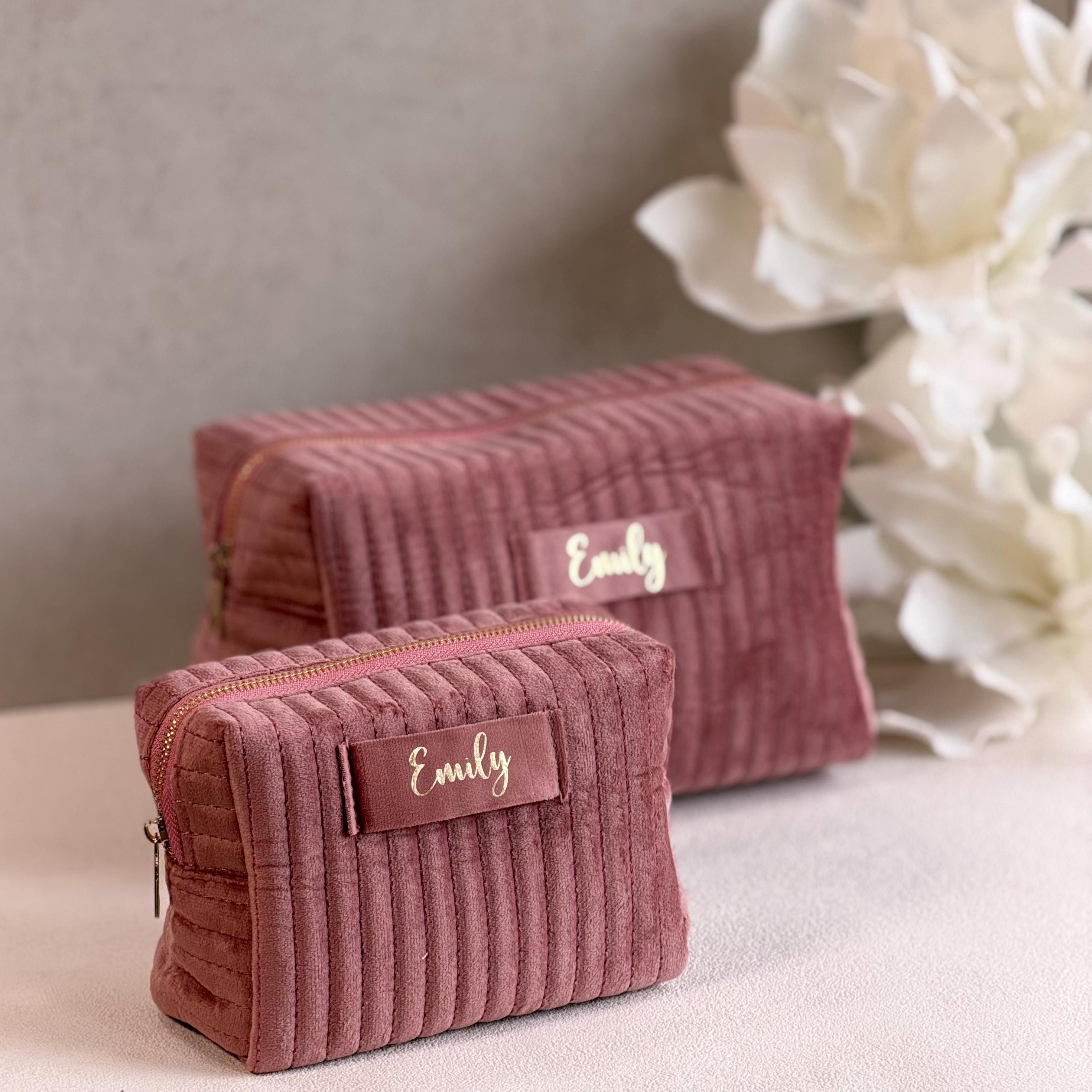 Personalisierte Make-up-Tasche aus hochwertigem Samt mit Namensstickerei – das perfekte Geschenk für Frauen, die Schönheit und Praktikabilität schätzen. Ideal für Geburtstage, Muttertag oder Weihnachten. Geräumig genug für Kosmetik- und Reiseutensilien, verleiht diese Tasche jedem Look einen Hauch von Luxus.