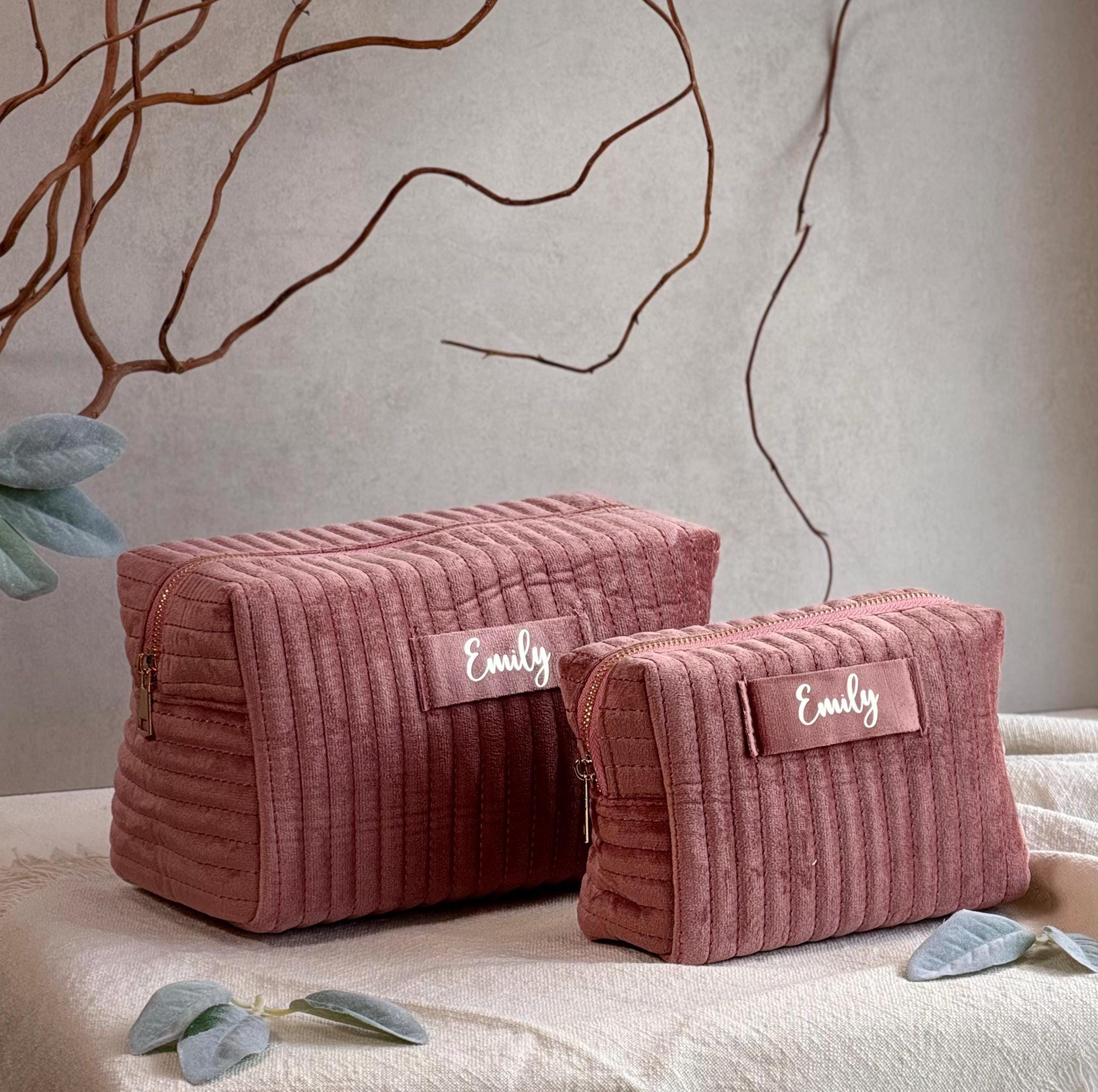 Wunderschöne personalisierte Kulturtasche für Damen, aus hochwertigem Samtstoff gefertigt und mit einem individuellen Namen bestickt. Ein perfektes Geburtstags- oder Weihnachtsgeschenk für Mama, beste Freundin oder Partnerin. Geräumig und stilvoll, ideal zum Organisieren von Beauty-Produkten, Pinseln und Accessoires zu Hause oder auf Reisen.