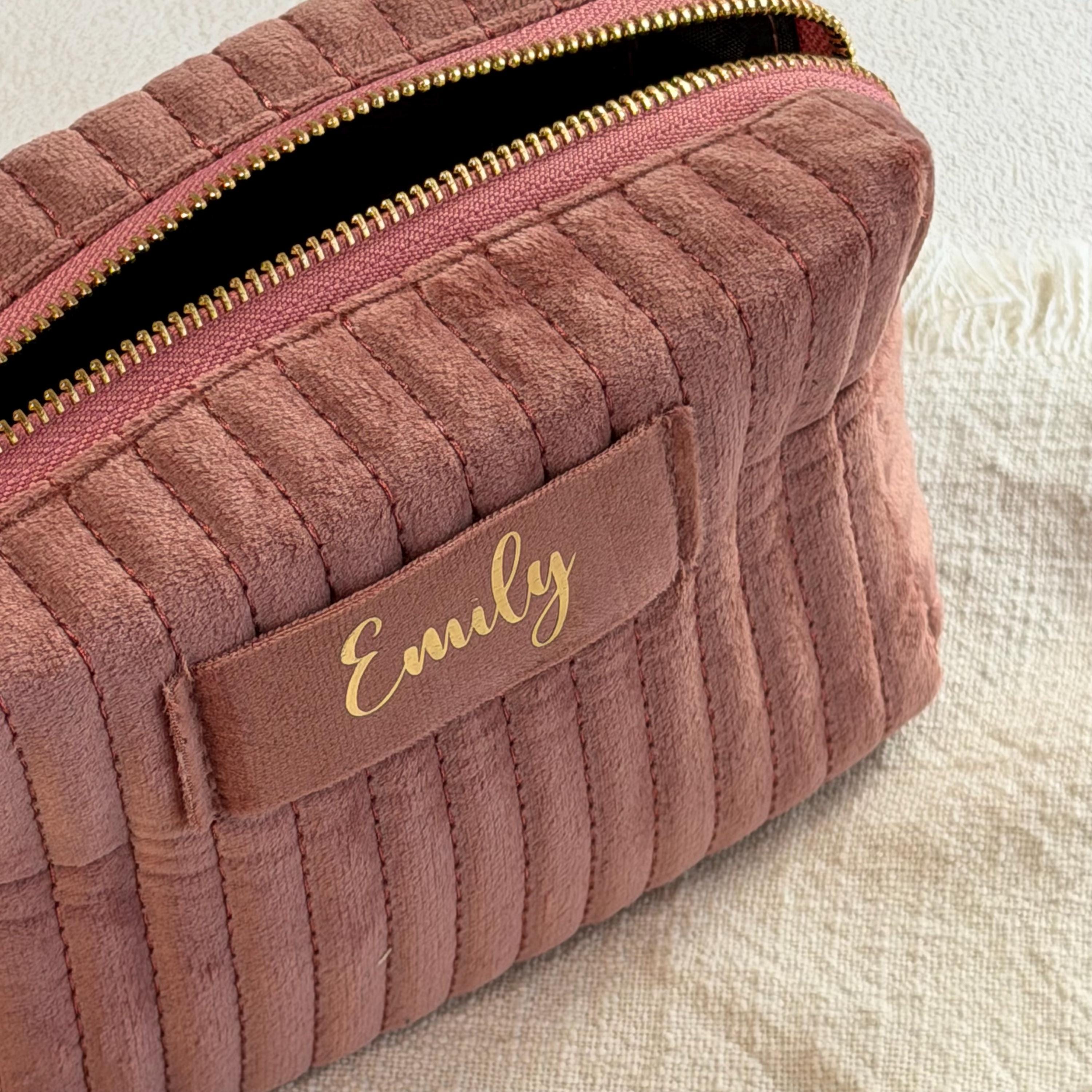 Eine luxuriöse personalisierte Samt-Kosmetiktasche mit besticktem Namen in eleganter Schrift, perfekt zum Aufbewahren von Make-up, Hautpflegeprodukten und Reiseutensilien. Diese weiche Kulturbeutel ist ein durchdachtes Geschenk für Frauen, ideal für Geburtstage, Muttertag oder Weihnachten. Die elegante Samtstruktur und der goldene Reißverschluss verleihen jedem Tag oder jeder Reise einen Hauch von Stil.