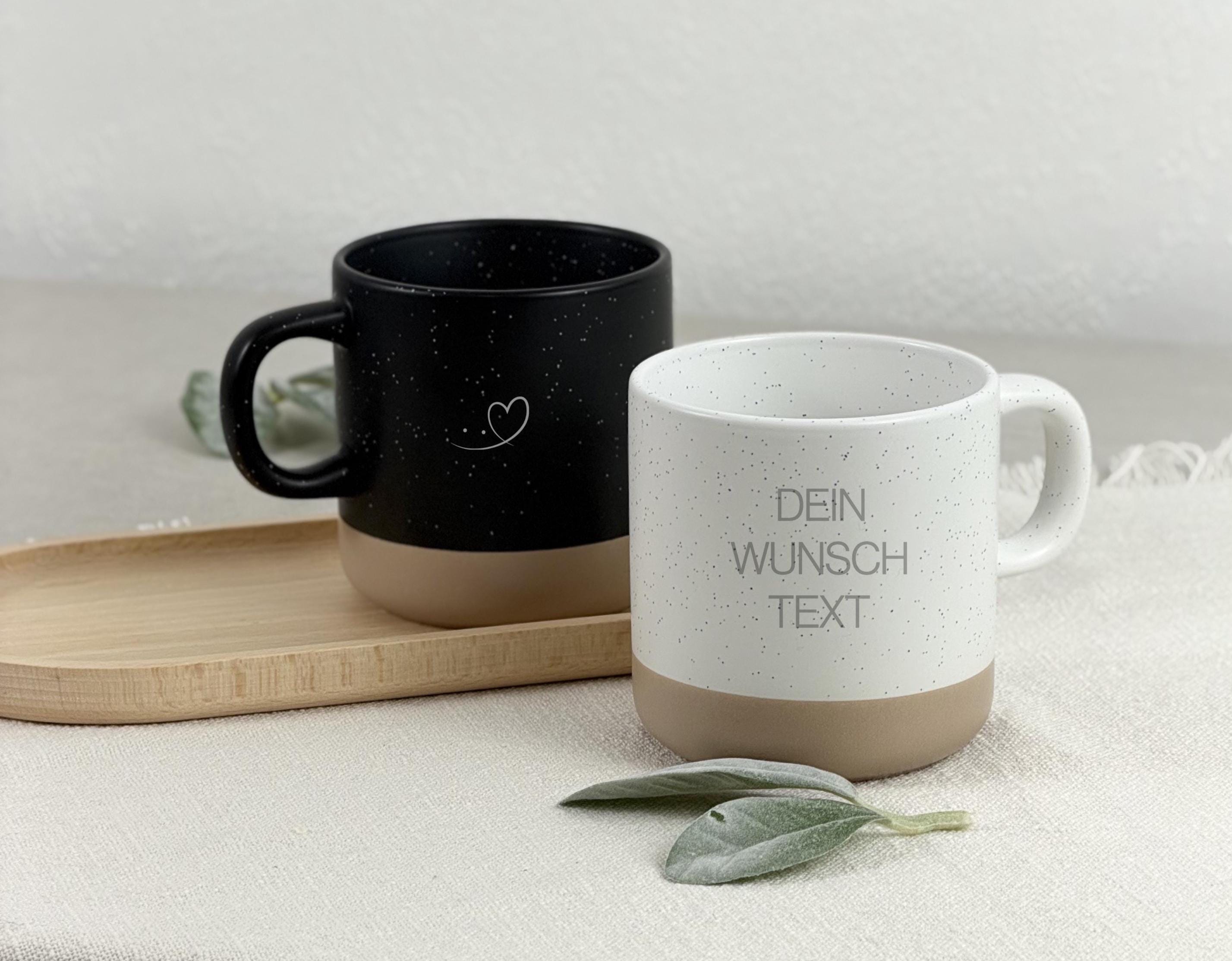 Kaffeetasse personalisiert mit Wunschgravur, stilvoll fotografiert als hochwertiges Geschenk für besondere Menschen. Ideal für Weihnachten, Muttertag, Valentinstag oder Geburtstag. Diese gravierte Keramiktasse ist perfekt für Freundin, Mama, Oma oder Kollegin. Die sorgfältige Gravur sorgt für ein langlebiges Ergebnis, während die moderne Ästhetik der Tasse jedes Ambiente verschönert. Ein personalisiertes Geschenk voller Gefühl und Bedeutung.