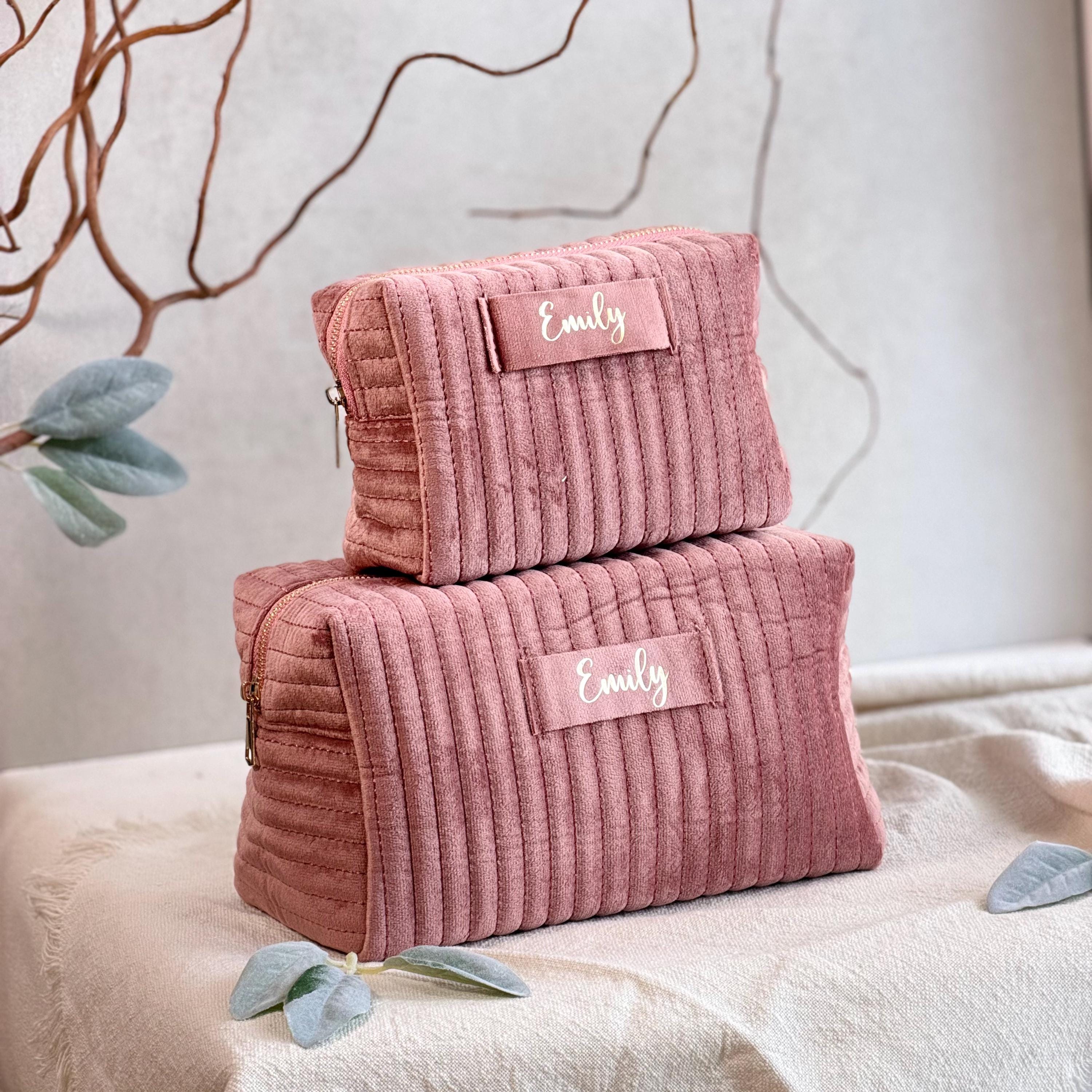 Eine stilvolle personalisierte Samt-Make-up-Tasche, entworfen für Eleganz im Alltag und praktische Nutzung auf Reisen. Mit individuell gesticktem Namen ist diese weiche Kulturtasche perfekt, um Beauty-Essentials, Hautpflegeprodukte und Accessoires aufzubewahren. Ein durchdachtes Geschenk für Frauen, das Luxus, Funktionalität und persönliche Note vereint.