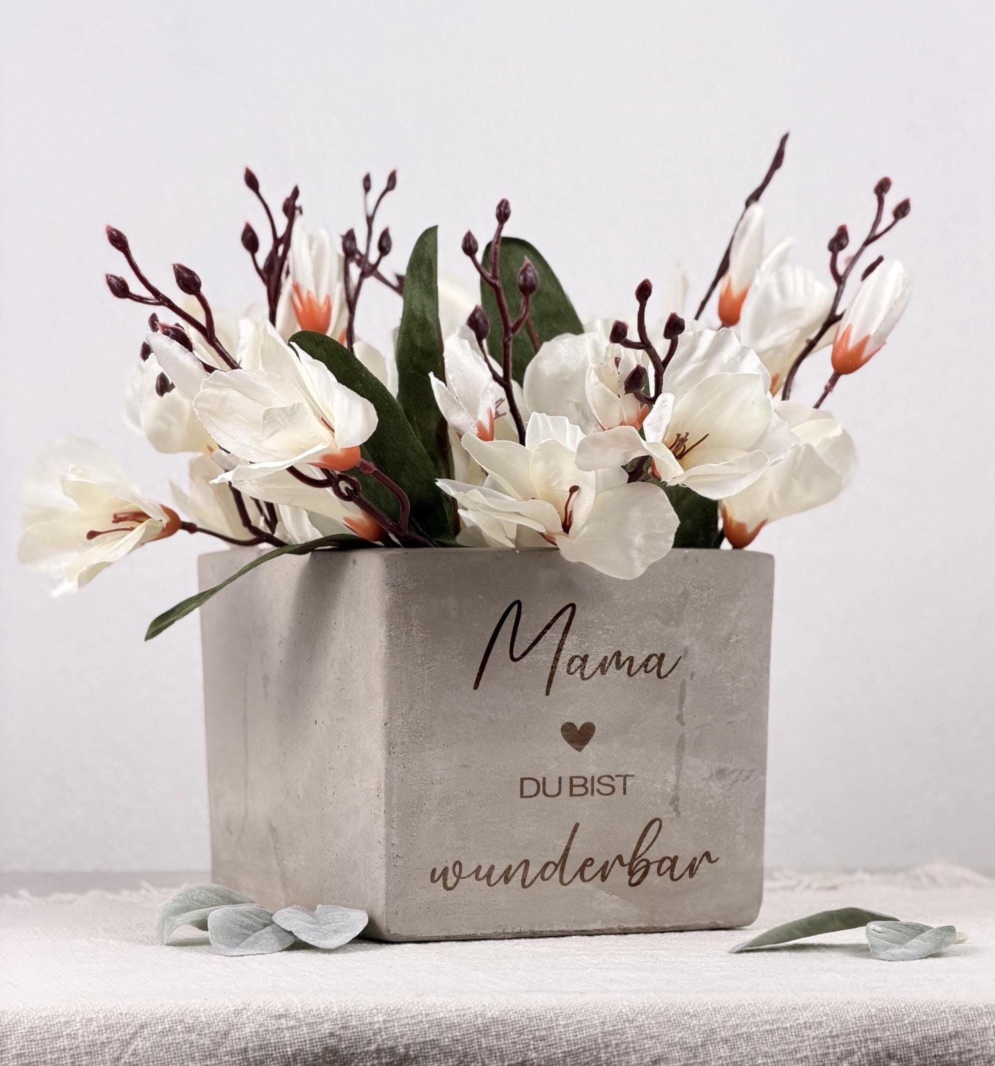Persönlich gravierter Blumentopf für Mama oder Oma, ideal als Muttertagsgeschenk oder Weihnachtsgeschenk. Betonoptik mit modernem, minimalistischem Stil. Perfekt als kleines Dankeschön oder Geschenk zum 60. Geburtstag. Geeignet für Pflanzen, Kräuter oder kleine Blumenarrangements. Hochwertige Qualität und emotionale Botschaft.