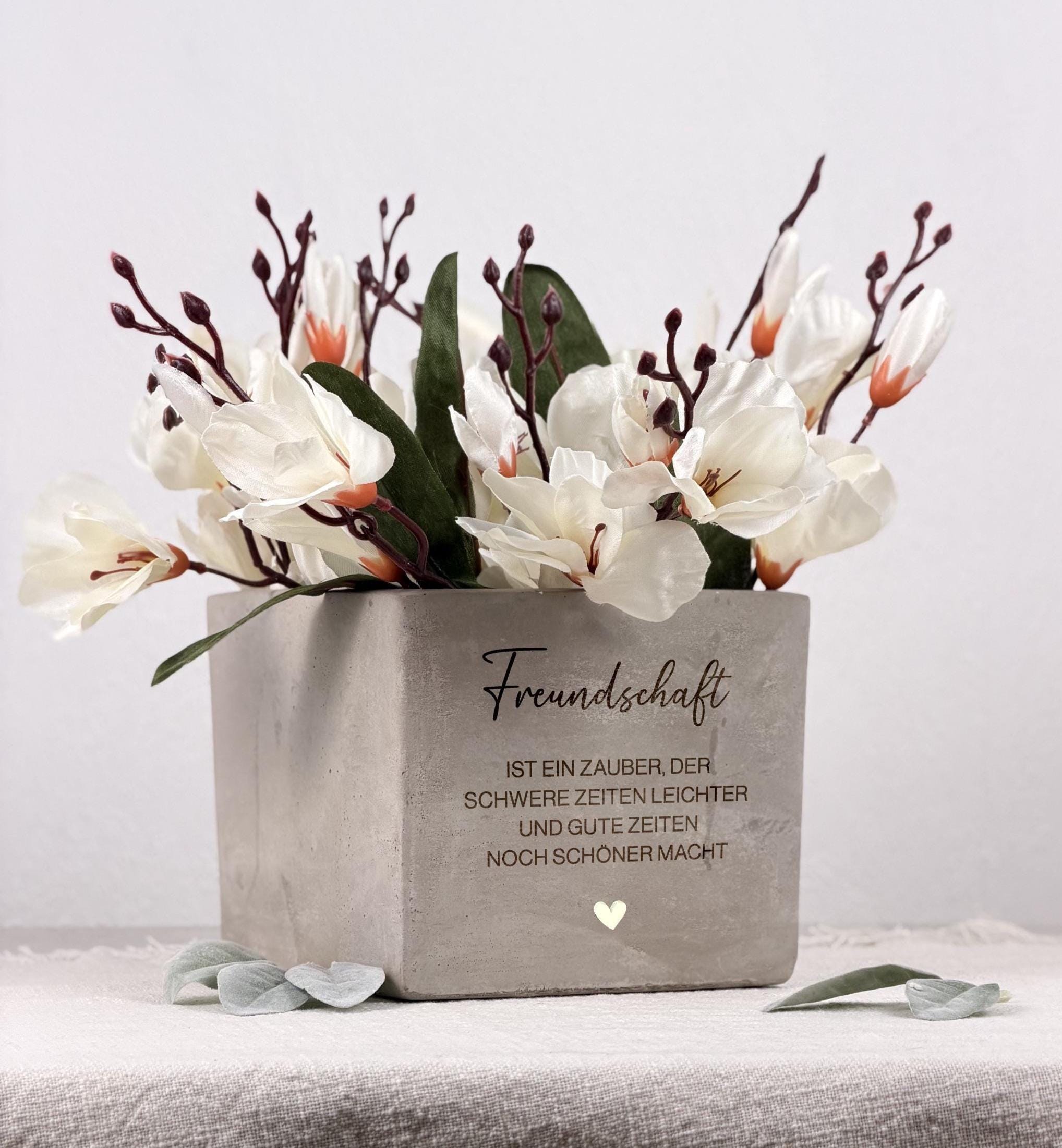 Personalisierter Blumentopf als Freundschaftsgeschenk für beste Freundin, mit individueller Gravur des Namens und liebevollem Spruch. Perfekt als Weihnachtsgeschenk oder Geburtstagsgeschenk für Frauen, dekoriert mit einer kleinen Pflanze. Modernes Design, ideale Geschenkidee für Freundin, Schwester oder Sisi, um Wertschätzung und Verbundenheit auszudrücken.