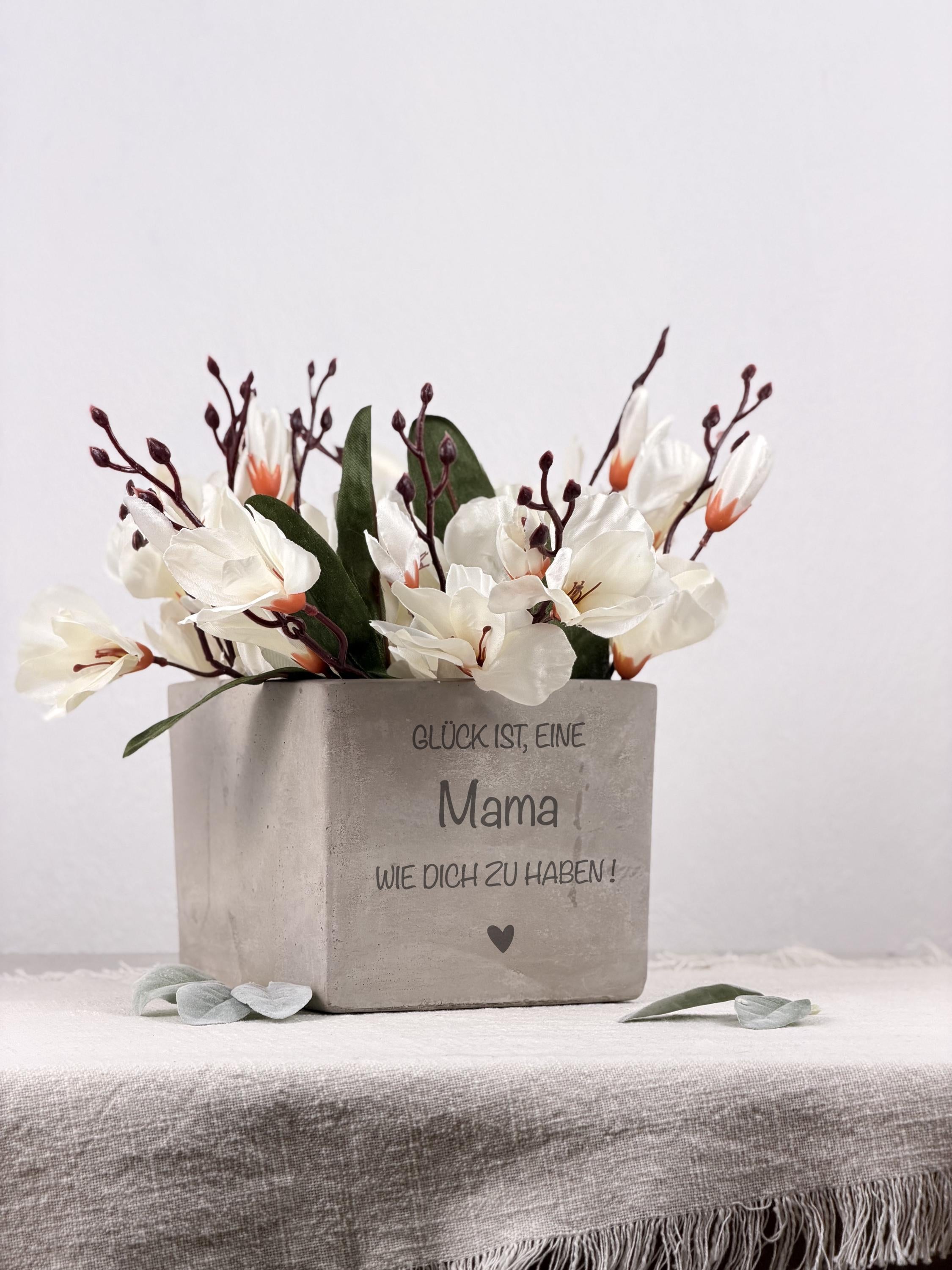 Personalisierter Blumentopf mit liebevollem Spruch für Oma und Opa. Ideal als Geschenkidee für Geburtstag, Weihnachten oder Muttertag. Der Blumentopf bietet Platz für individuelle Namen und ist ein wunderschönes dekoratives Element für jedes Zuhause. Seine persönliche Botschaft vermittelt Wertschätzung und Wärme, perfekt für Großeltern, die Pflanzen und persönliche Geschenke lieben.
