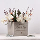 Ein personalisierter Blumentopf mit dem liebevollen Spruch „Glück ist Oma und Opa wie euch zu haben“, perfekt als Geschenk für Großeltern zu Geburtstag, Weihnachten oder Muttertag. Der individuelle Blumentopf eignet sich ideal für Pflanzen und Blumen und wird mit Namen oder Wunschtext personalisiert. Dieses dekorative Geschenk ist eine herzliche Aufmerksamkeit für Oma, Opa, Eltern oder Familie und bringt Wärme, Liebe und Wertschätzung in jedes Zuhause.