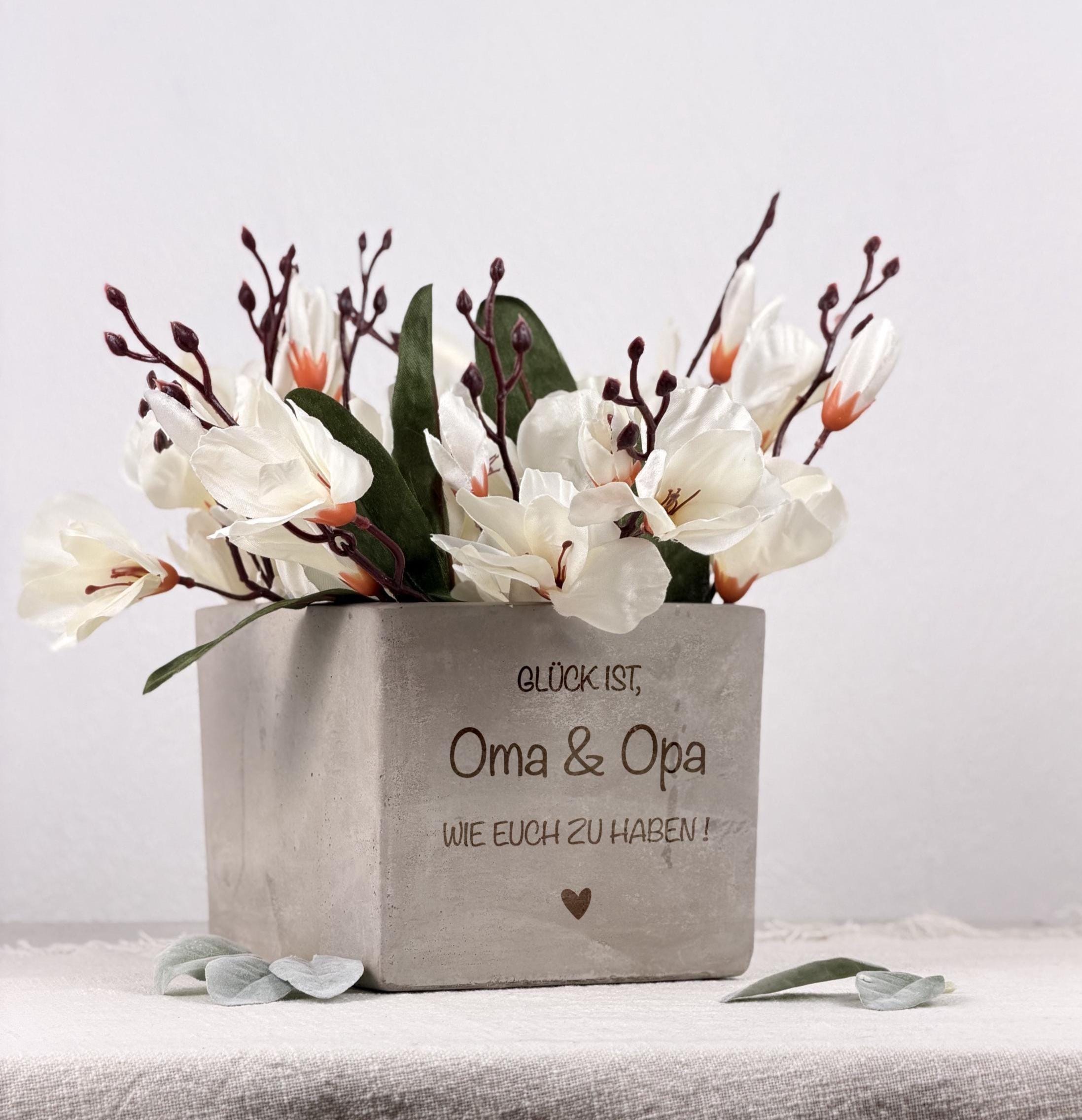 Ein personalisierter Blumentopf mit dem liebevollen Spruch „Glück ist Oma und Opa wie euch zu haben“, perfekt als Geschenk für Großeltern zu Geburtstag, Weihnachten oder Muttertag. Der individuelle Blumentopf eignet sich ideal für Pflanzen und Blumen und wird mit Namen oder Wunschtext personalisiert. Dieses dekorative Geschenk ist eine herzliche Aufmerksamkeit für Oma, Opa, Eltern oder Familie und bringt Wärme, Liebe und Wertschätzung in jedes Zuhause.