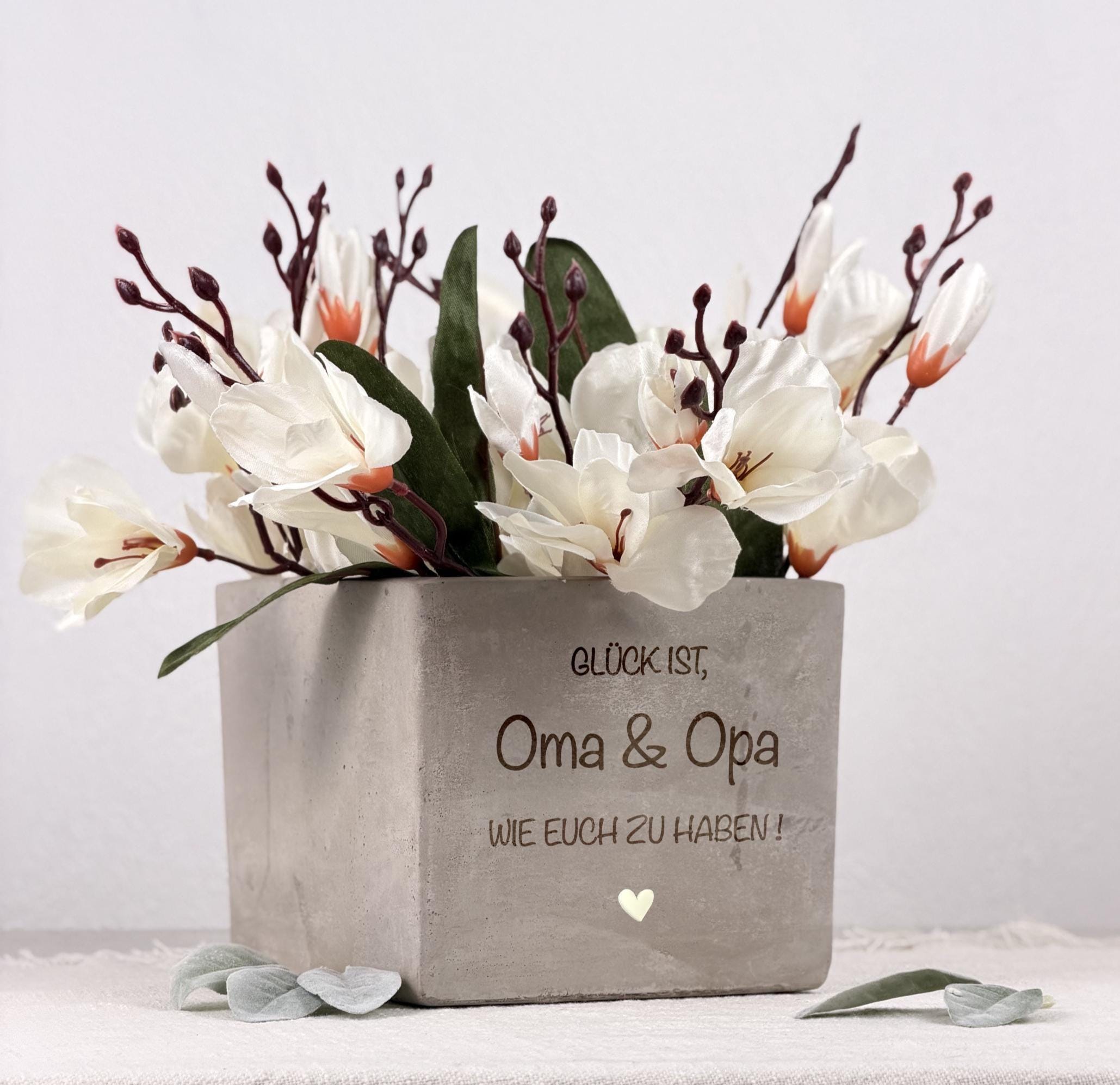 Hochwertiger personalisierter Blumentopf als Geschenk für Oma und Opa, verziert mit dem emotionalen Spruch „Glück ist Oma und Opa wie euch zu haben“. Ideal als Geburtstagsgeschenk, Muttertagsgeschenk oder Weihnachtsgeschenk. Der Blumentopf bietet Platz für individuelle Namen und eignet sich perfekt als Deko im Wohnzimmer, der Küche oder dem Balkon. Ein schönes, persönliches Geschenk für Großeltern, die besondere, bedeutungsvolle Erinnerungsstücke mögen.