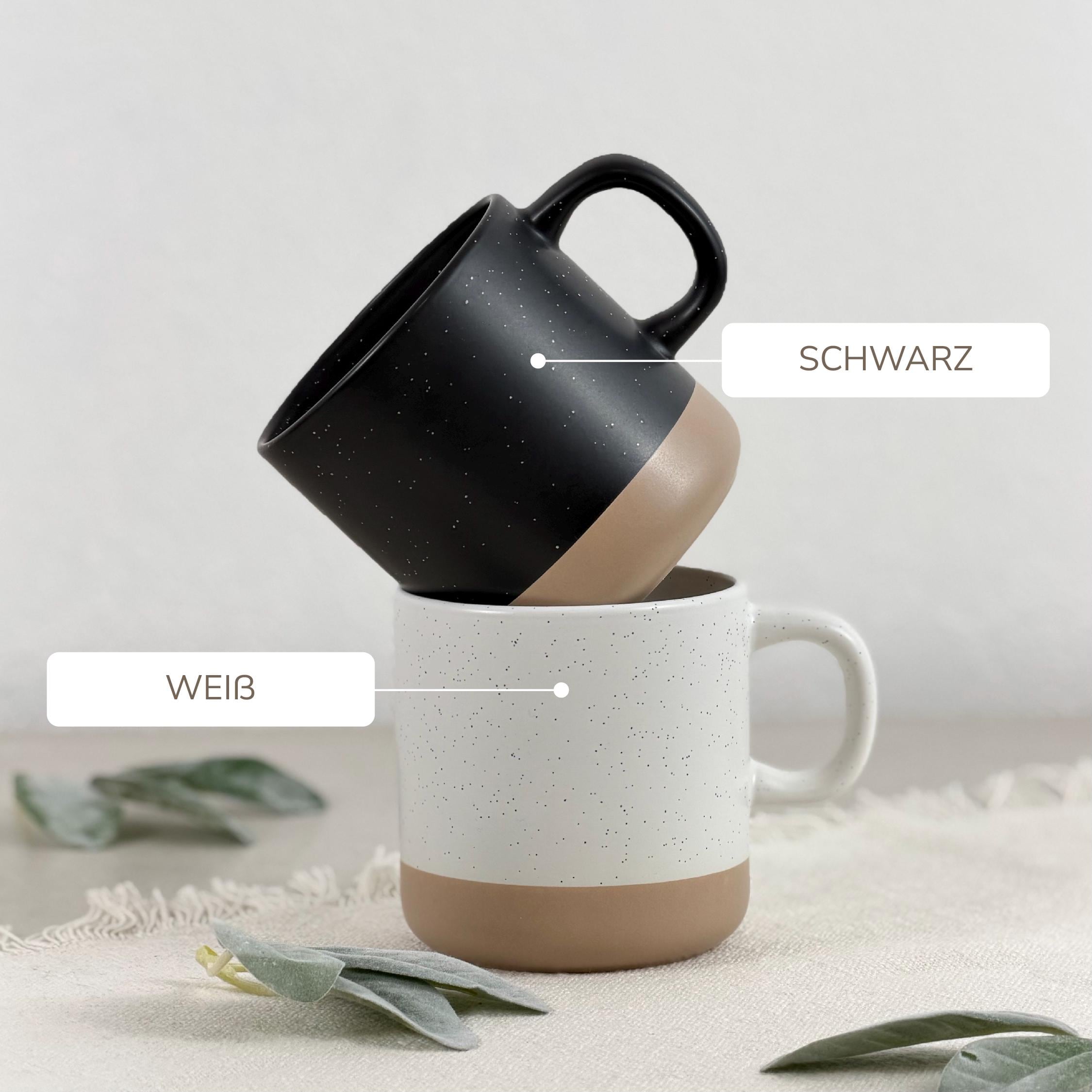 Hochwertige Keramiktasse für Mama, personalisiert mit Namen und Herzgravur, inklusive Holztablett aus Buche. Dieses stilvolle Set eignet sich perfekt als Geschenkidee zu Weihnachten, Ostern, Geburtstag oder Muttertag. Spülmaschinenfeste Tasse in elegantem Beige, gefertigt mit Lasergravur, kombiniert mit praktischem Tablett für den täglichen Genuss von Kaffee oder Tee.