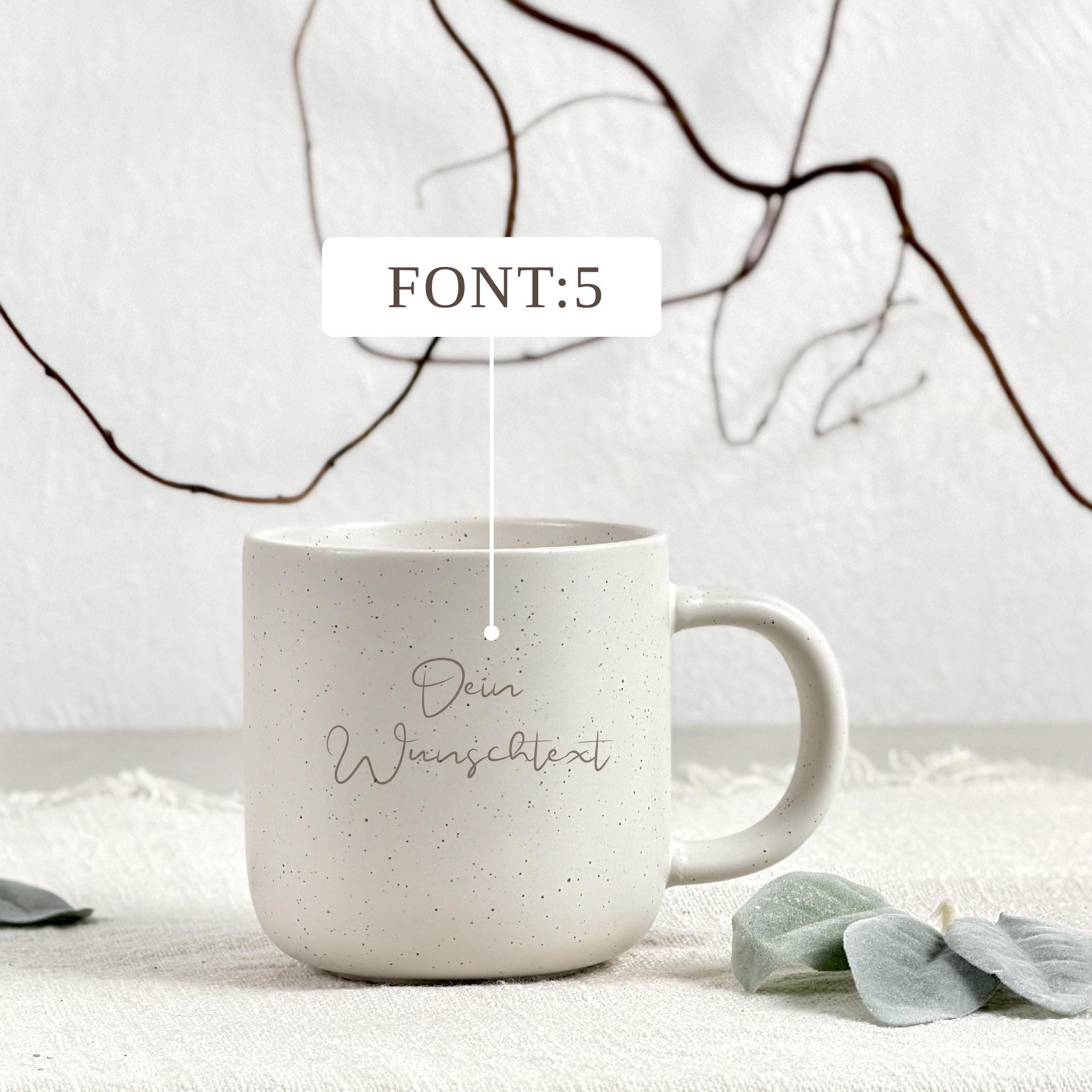Individuell gravierte Wunschtext-Tasse für besondere Anlässe. Diese Keramiktasse ist ideal als Geschenk für Mama, Oma, Freundin oder Kollegin. Sie zeigt hochwertige handwerkliche Gravur und ein liebevoll gestaltetes Design. Perfekt für Weihnachten, Geburtstag oder Muttertag. Die Tasse kombiniert Funktionalität mit emotionalem Wert und persönlicher Bedeutung.