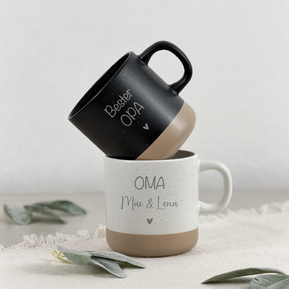 Personalisierte Keramiktasse mit Name und Gravur als liebevolles Geschenk für Mama, Papa, Oma oder Opa. Die hochwertige Kaffeetasse eignet sich perfekt für den täglichen Kaffee, Tee oder Cappuccino und überzeugt durch ihr zeitloses, schlichtes Design. Ideal als Geburtstagsgeschenk für Eltern, Geschenk zum Muttertag oder Vatertag. Durch die individuelle Personalisierung wird jede Tasse zu einem einzigartigen Erinnerungsstück, das Emotionen weckt und im Alltag Freude bereitet.