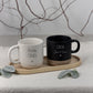 Detailaufnahme einer personalisierten Keramiktasse mit Name, die als individuelles Geschenk für Oma, Opa oder Eltern gestaltet wurde. Die Gravur ist langlebig und hochwertig verarbeitet, sodass der Name auch bei täglicher Nutzung gut lesbar bleibt. Ideal als Geburtstagsgeschenk für Eltern oder als besondere Aufmerksamkeit zum Muttertag oder Vatertag. Eine personalisierte Tasse, die Alltag und Emotionen miteinander verbindet.