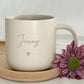 Komplettes Set: gravierte Tasse mit Name und Holztablett aus Buchenholz auf Holztisch. Perfektes Deko- und Geschenkset für Zuhause, Büro oder Küche. Handgefertigt und mit Liebe personalisiert. Steingut Tasse. Personalisierte Geschenke