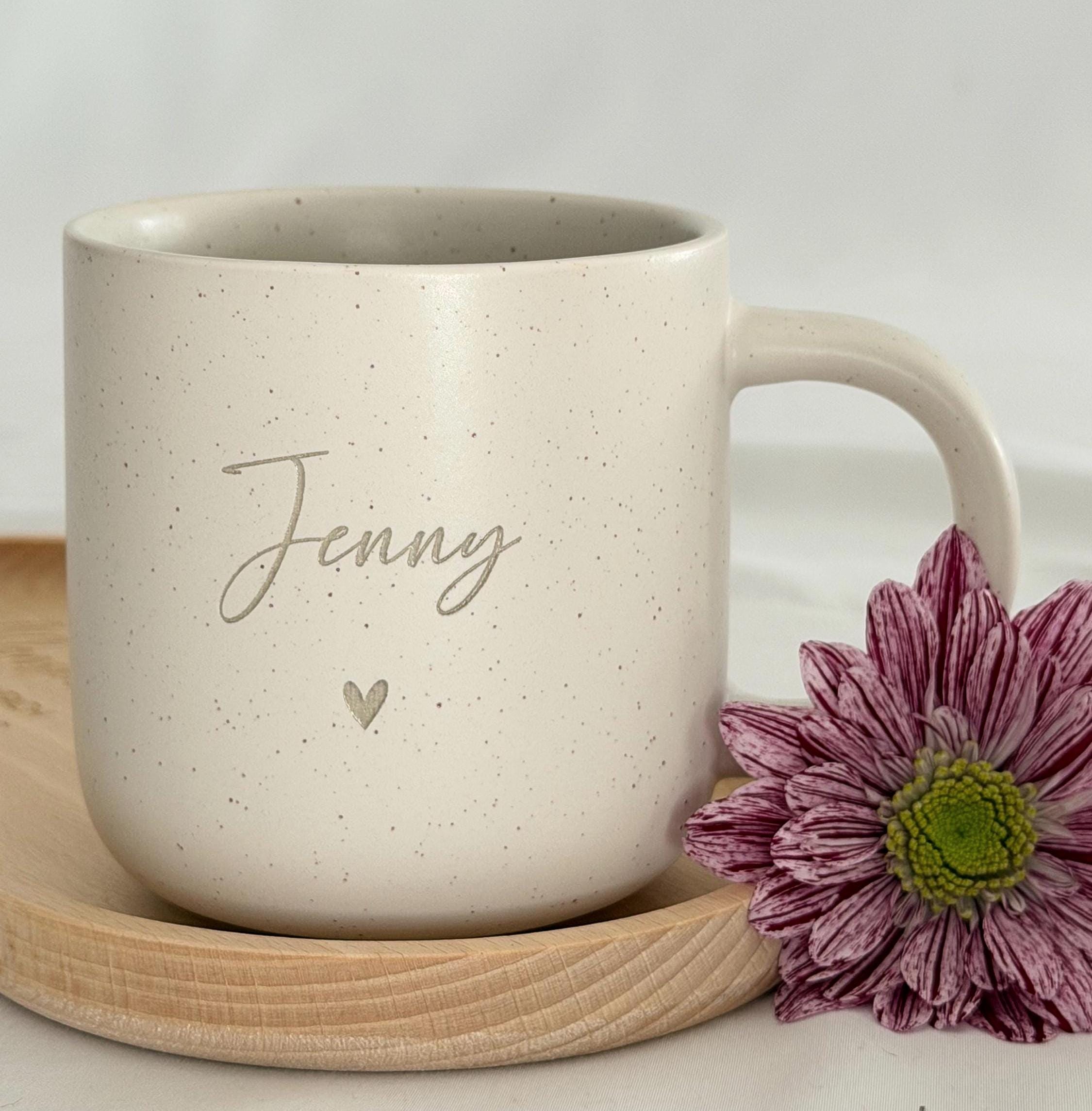 Komplettes Set: gravierte Tasse mit Name und Holztablett aus Buchenholz auf Holztisch. Perfektes Deko- und Geschenkset für Zuhause, Büro oder Küche. Handgefertigt und mit Liebe personalisiert. Steingut Tasse. Personalisierte Geschenke