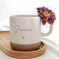 Personalisierte Tasse mit Name und passendem Holztablett als Geschenk-Set. Ideal für besondere Menschen, Freundin, Frau oder Kollegin zum Geburtstag, zu Weihnachten, Nikolaus oder Ostern. Die matte, gesprenkelte Keramiktasse mit 360 ml Fassungsvermögen in Beige passt perfekt zum hochwertig geölten Tablett aus Buchenholz mit Namensgravur. Schönes Geschenk für Freundschaft & Familie. Steingut Tasse. Personalisierte Geschenke
